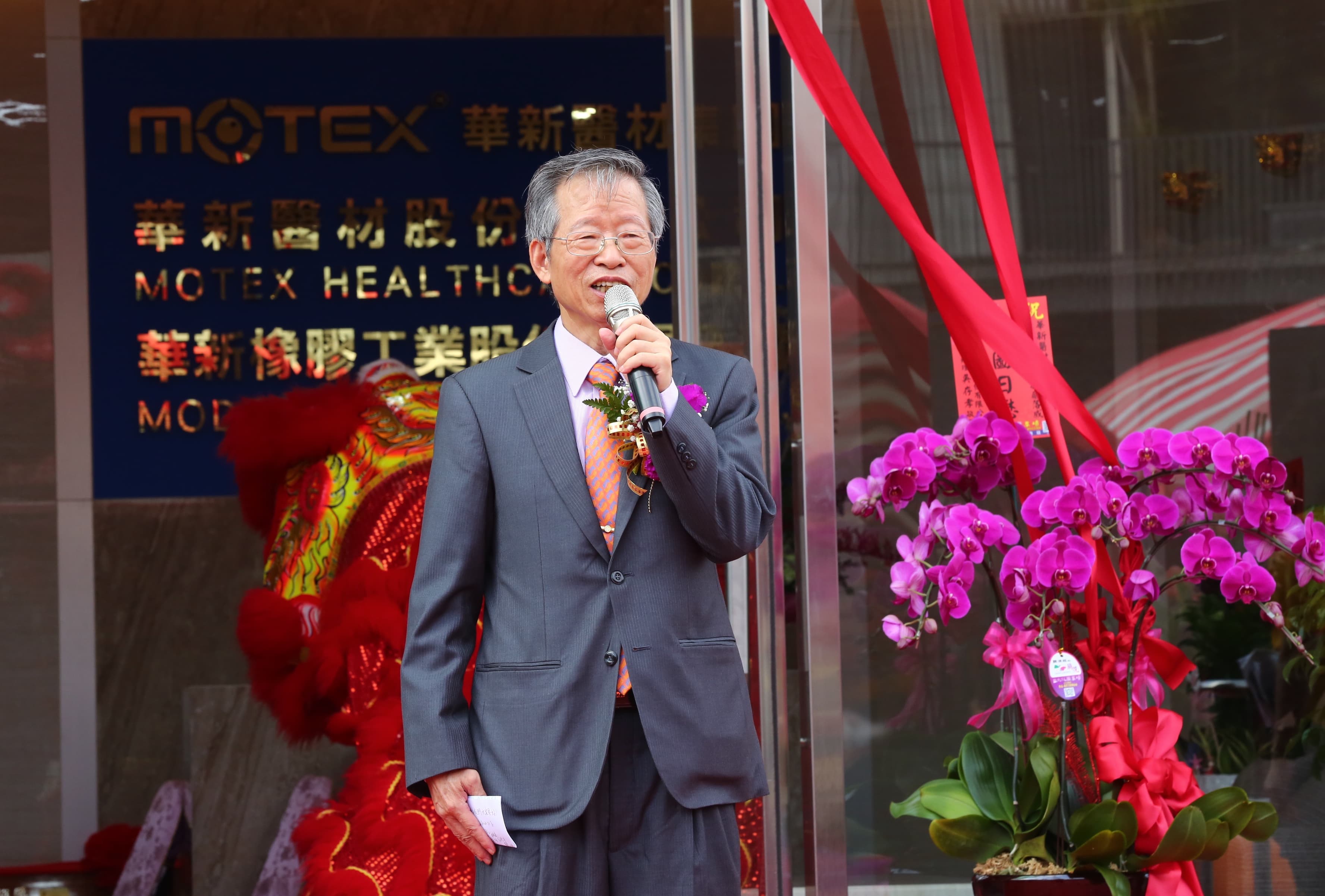 董事長鄭永柱人稱「口罩達人」,不斷創新各種防護功能的口罩。