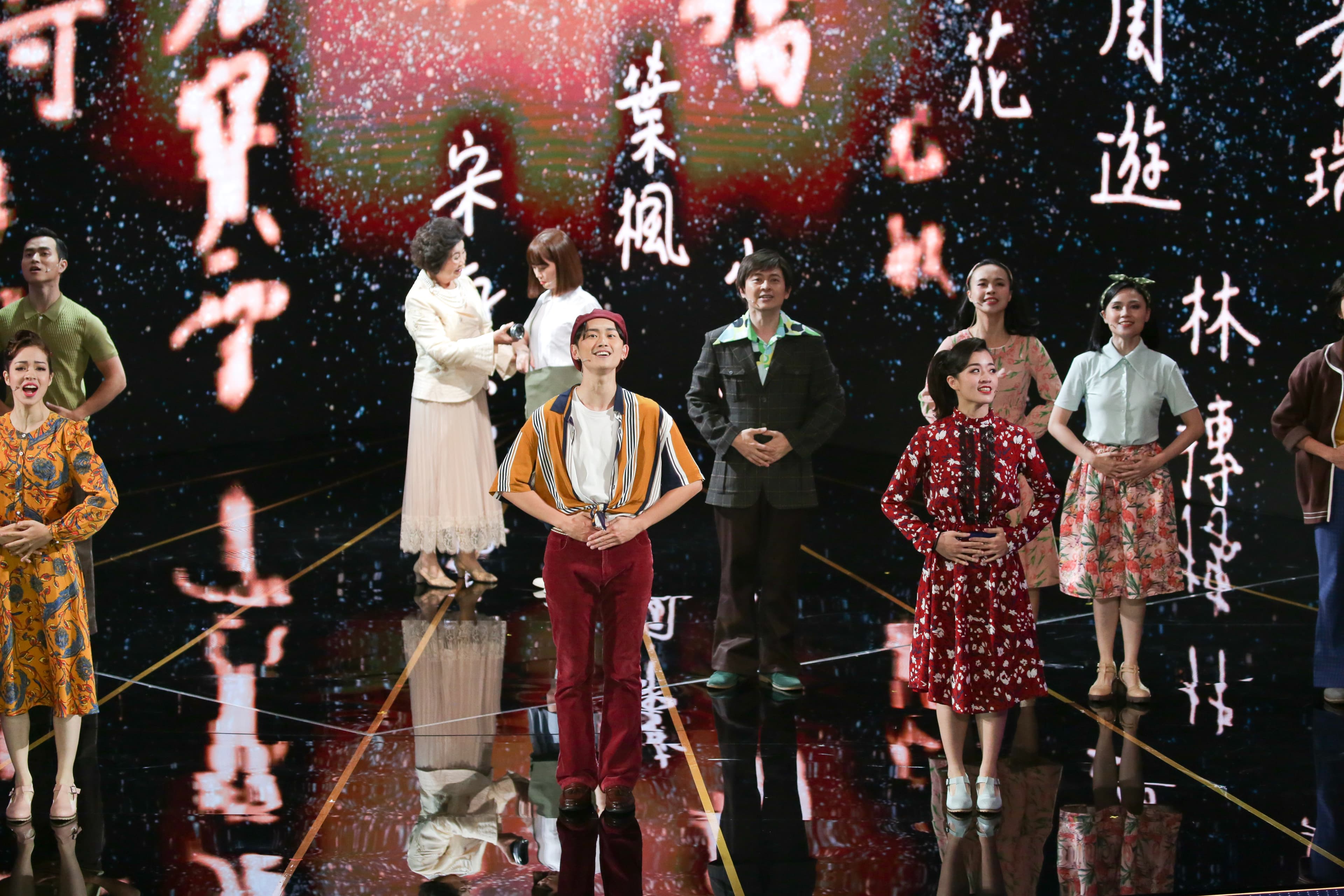 表演以濃濃台灣味開唱,歌詞不離「多元、自由」,講述各個國家都能參加金馬獎。