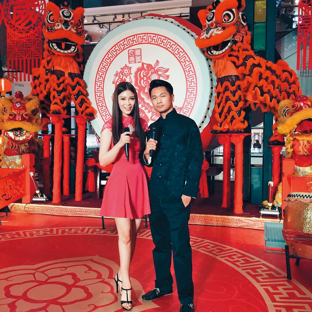 J寶(左)擔任活動主持人練出好口才,也讓她直播時更加得心應手。(翻攝自J寶IG)