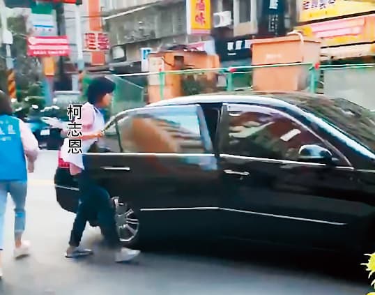 11月9日早上6點多,柯志恩穿著競選背心搭乘公務車到板橋,飛快上車替參加活動的里民送行。(讀者提供)