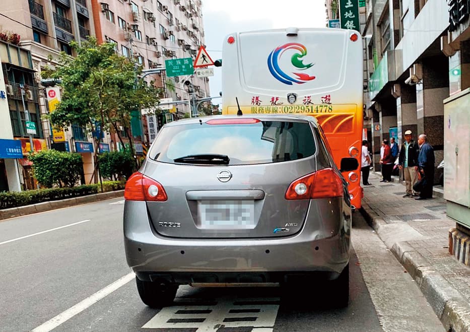 柯志恩明明有私人司機及房車(圖),一早勤跑基層拉票,卻仍派用立法院公務車惹議。(讀者提供)