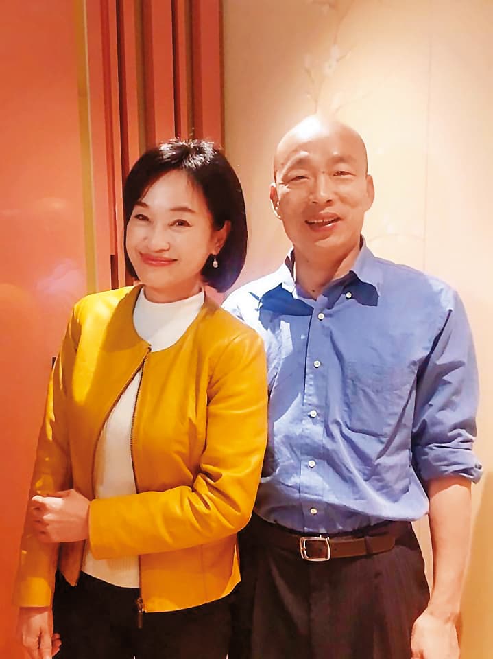 韓國瑜(右)選上高雄市長後,由於柯志恩(左)曾任電視節目主持人、大學學務長,且對教育政策熟悉,一度被視為副市長最佳人選。(翻攝柯志恩臉書)