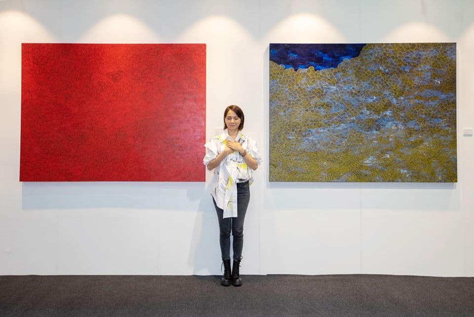 李心潔的畫作最近才參與 Art Expo Malaysia 展出,明年會在馬來西亞開個展。(翻攝自李心潔臉書 / Luxba Group, Yohji Yamamoto HK)