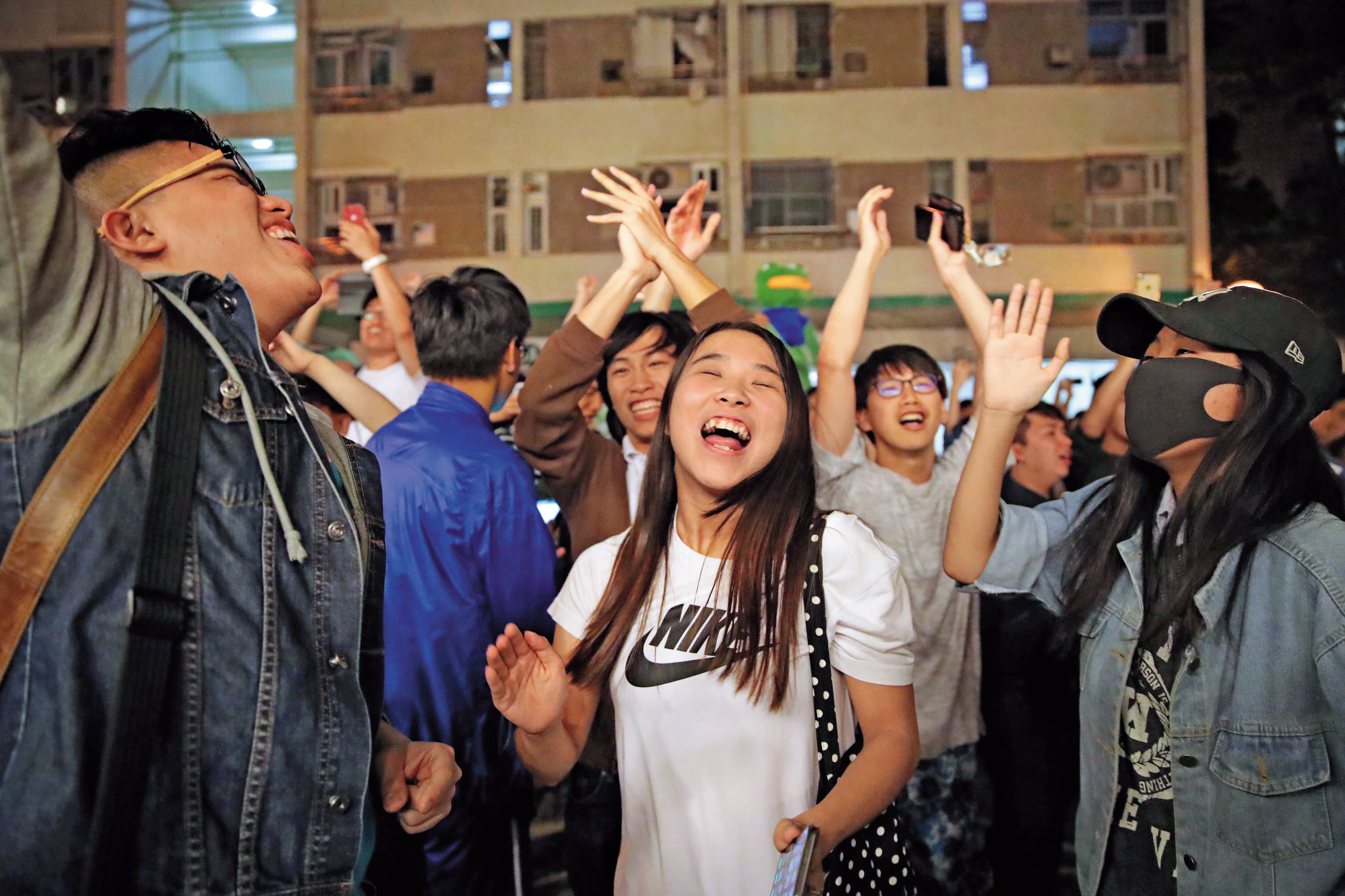 王立強叛逃新聞傳出的隔天,香港區議會泛民主派大勝,香港民眾歡聲雷動。(達志影像)