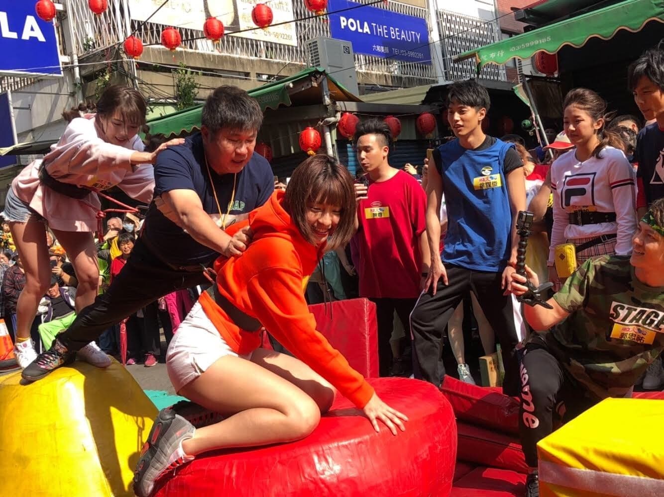 胡瓜揪宅男女神峮峮(前)與小豬(後)一起玩遊戲。(民視提供)