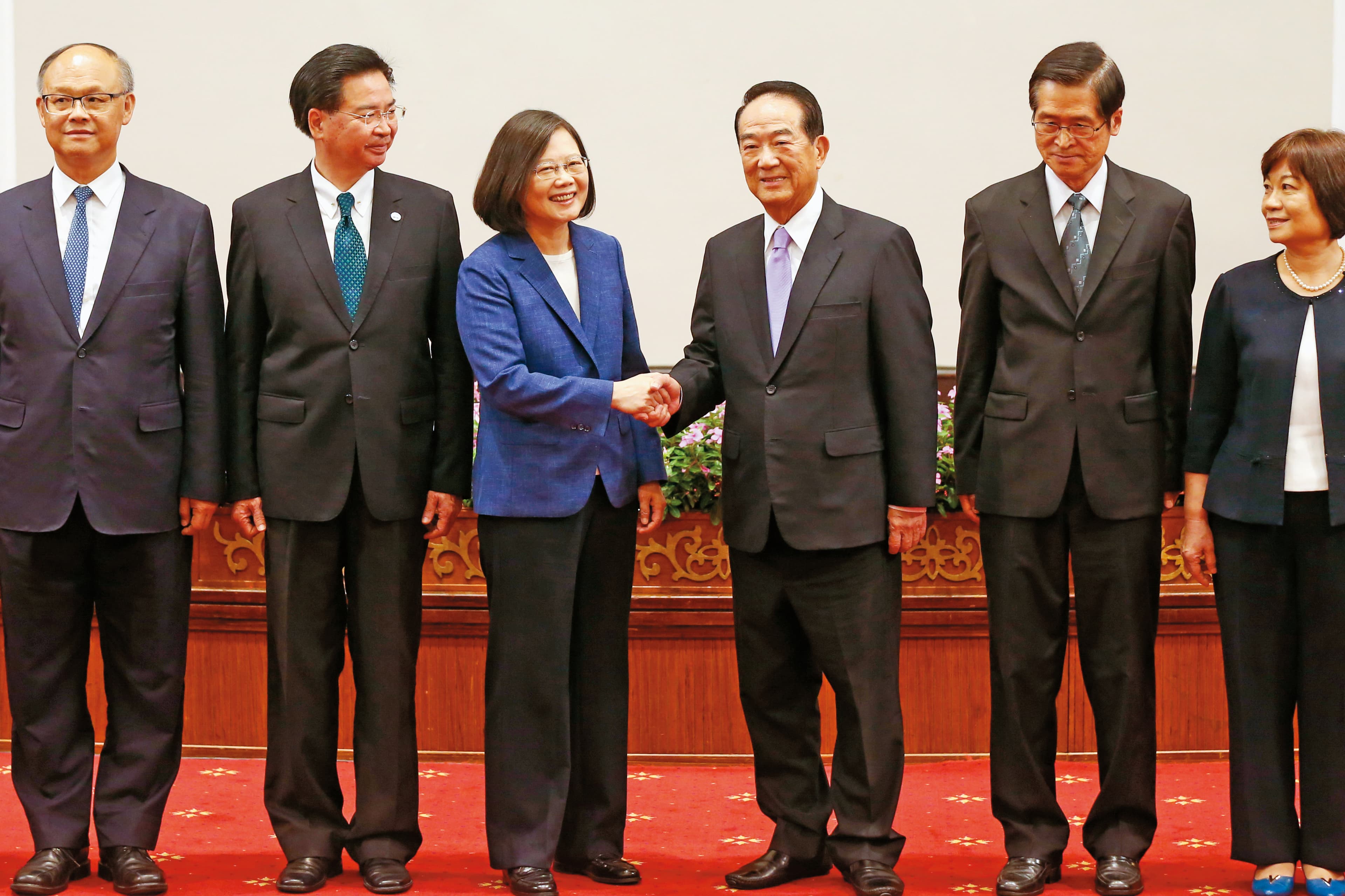 蔡政府時代，宋楚瑜（右2）二度出任我國APEC領袖代表。圖為2017年蔡總統（左2）宣布宋楚瑜擔任領袖代表。