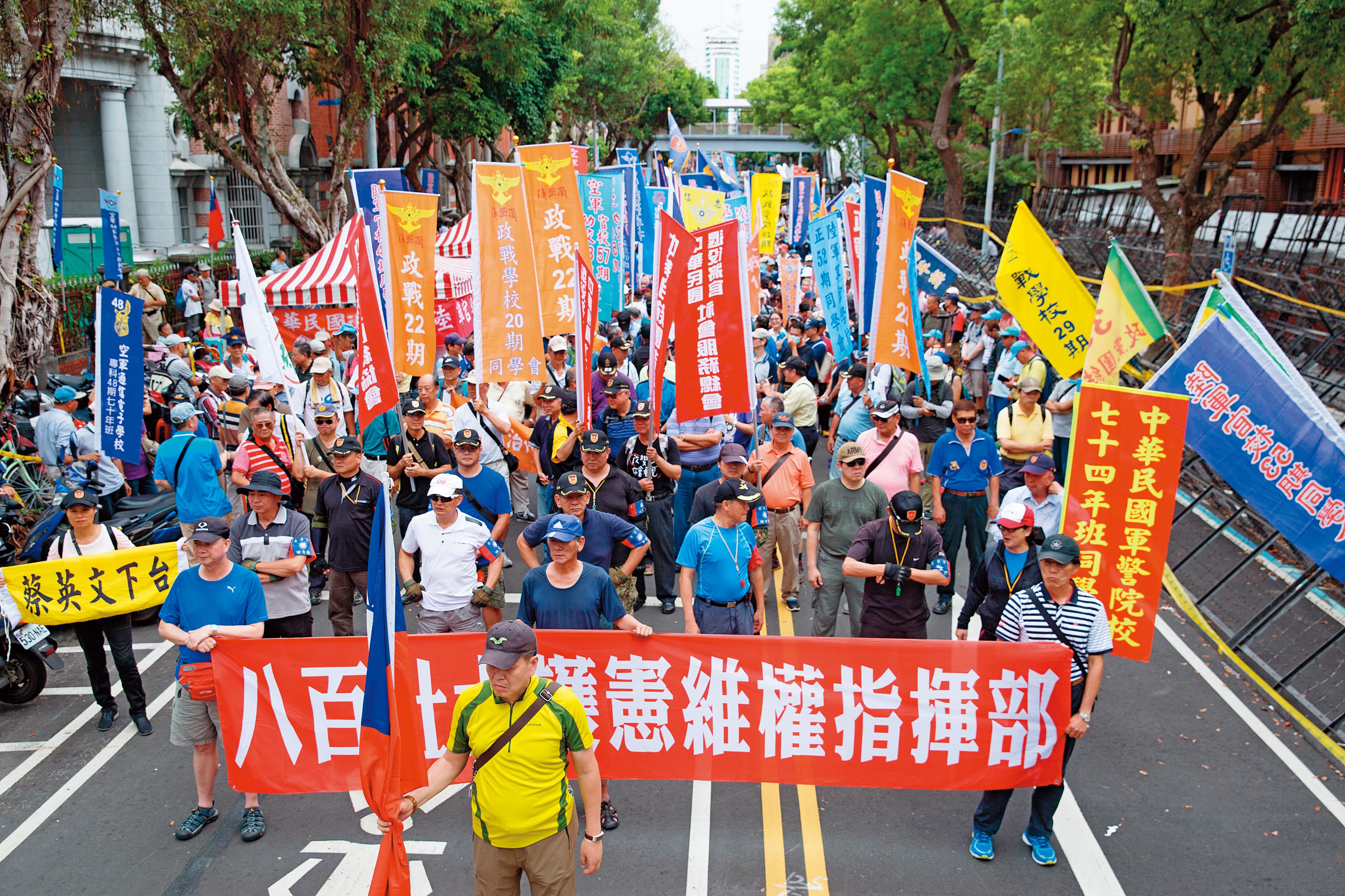 宋楚瑜透露自己曾主動求見副總統陳建仁，促成軍改樓地板的立法設計。圖為2018年6月反年改團體上街抗議畫面。