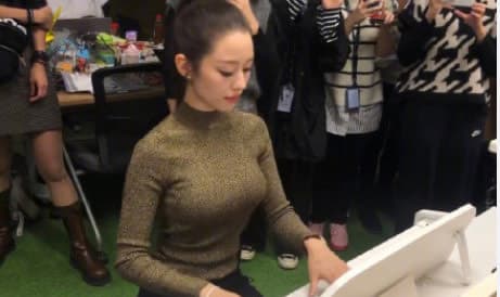 吉娜的側拍照,無修圖身材讓人看傻了。(摘自明星特別任務微博)