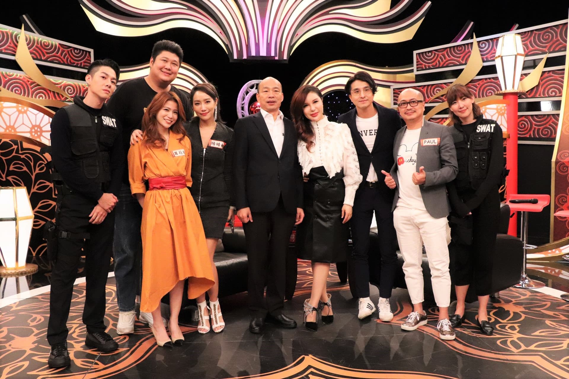 韓國瑜(中)上《麻辣天后傳》接受藝人王少偉、哈孝遠、楊皓如、PAUL、蘿莉塔及兩位密探李懿、陳信維的麻辣提問。（中天提供）
