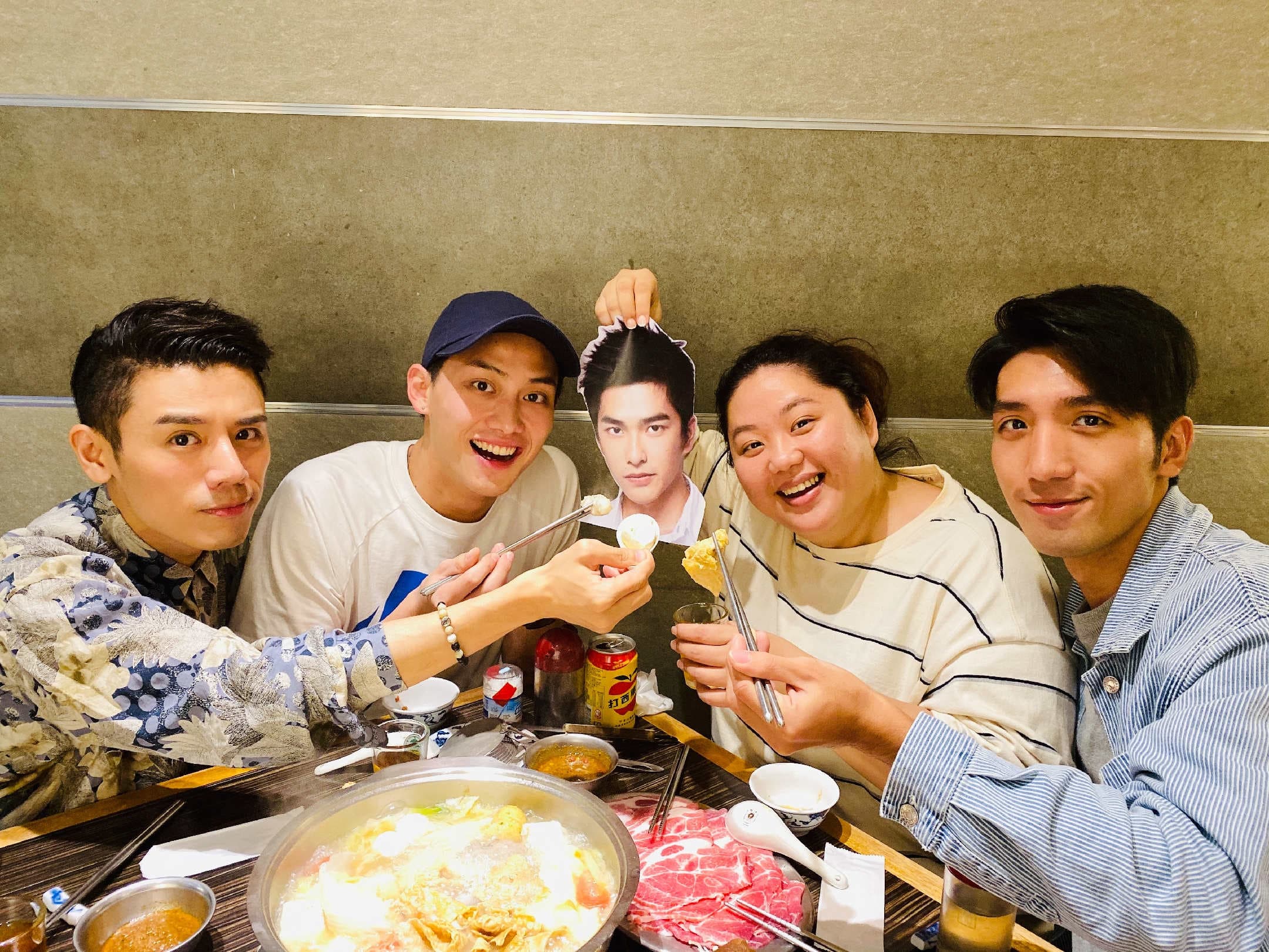 入圍本屆金馬新演員的邱志宇、范少勳、蔡嘉茵、原騰相約吃火鍋,還用曾敬驊的照片代表他本人赴會。(海鵬提供)