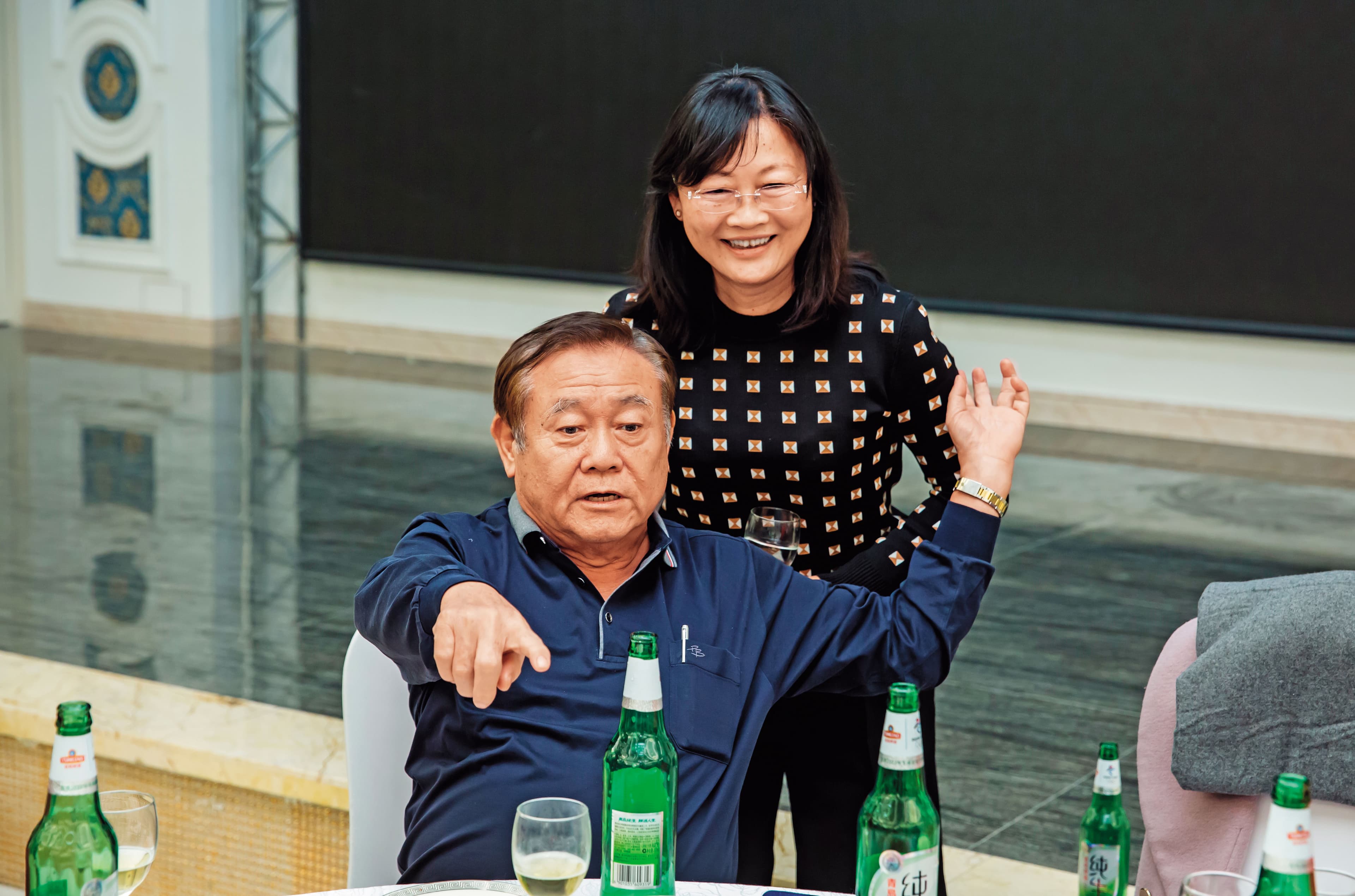 太太陳榕煖（右）留在台灣照顧公婆與3個孩子，讓林啟彬（左）十分感謝。
