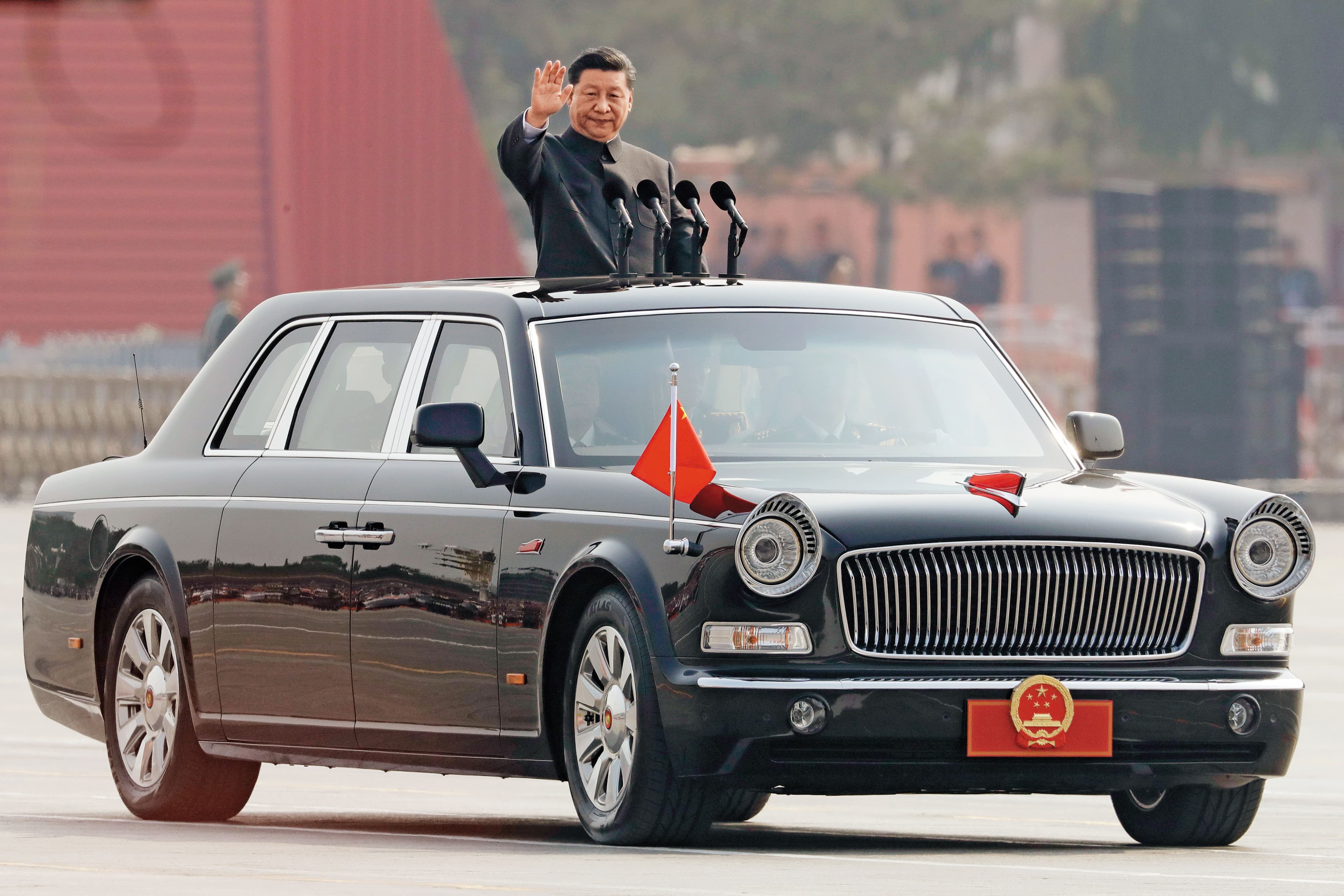 中國國家主席習近平今年10月1日閱兵時搭乘的紅旗轎車，就是使用英利生產的儀表板骨架。（達志影像）