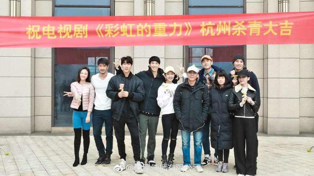 高宇橋(左二)客串演出高以翔(後排右二)主演的《彩虹的重力》。（翻攝自高宇橋臉書）