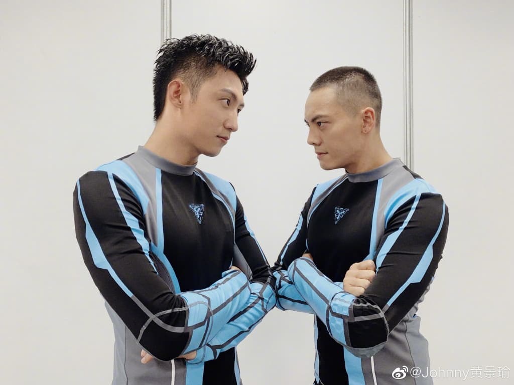 陳偉霆(右)接受採訪時說自己很愛運動,但沒有愛到在凌晨也要繼續的程度。(翻攝自黃景瑜微博)