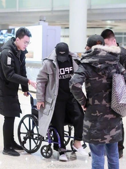 李汶翰因受傷,連從站起來都需要有人攙扶。(翻攝自微博)