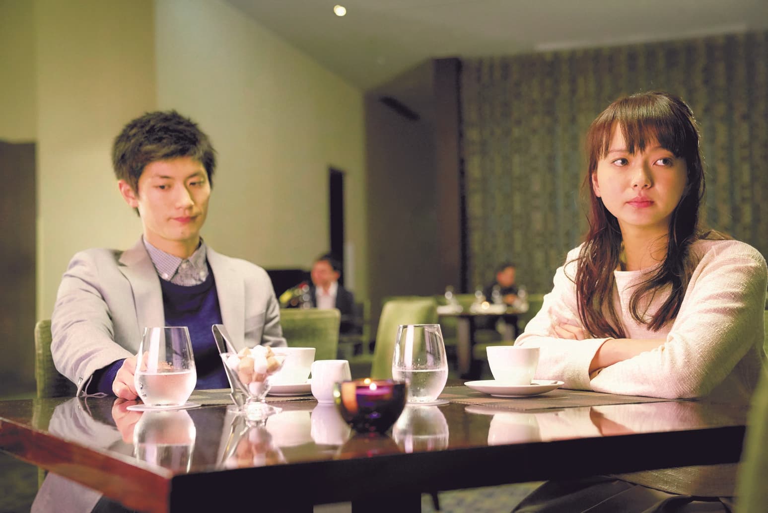三浦春馬（左）和飾演女友的多部未華子（右）在《小小夜曲》愛情長跑10年，卻遇到瓶頸。（天馬行空提供）