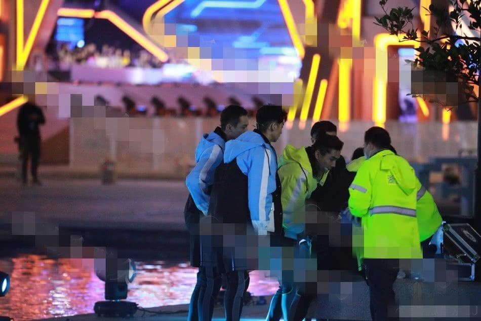 高以翔錄製節目中途暈倒,同集來賓上前關心。(網路圖片)