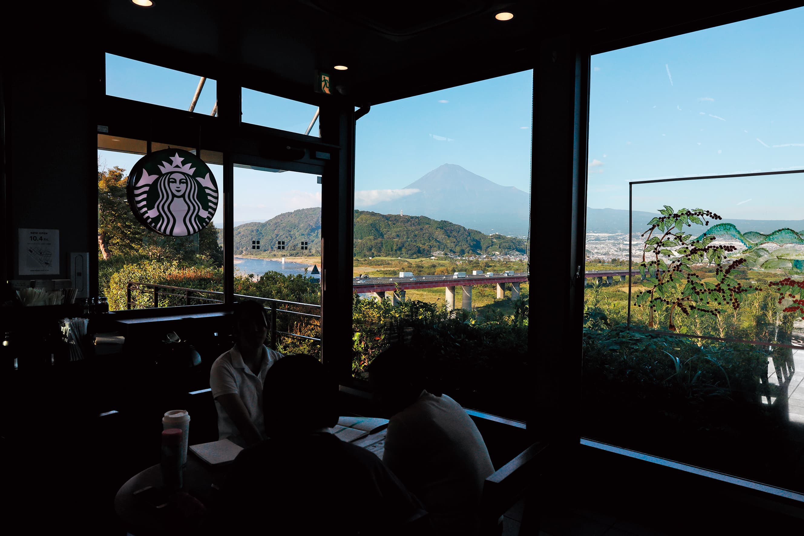 從這家星巴克的室內,可以透過玻璃窗眺望富士山全景。
