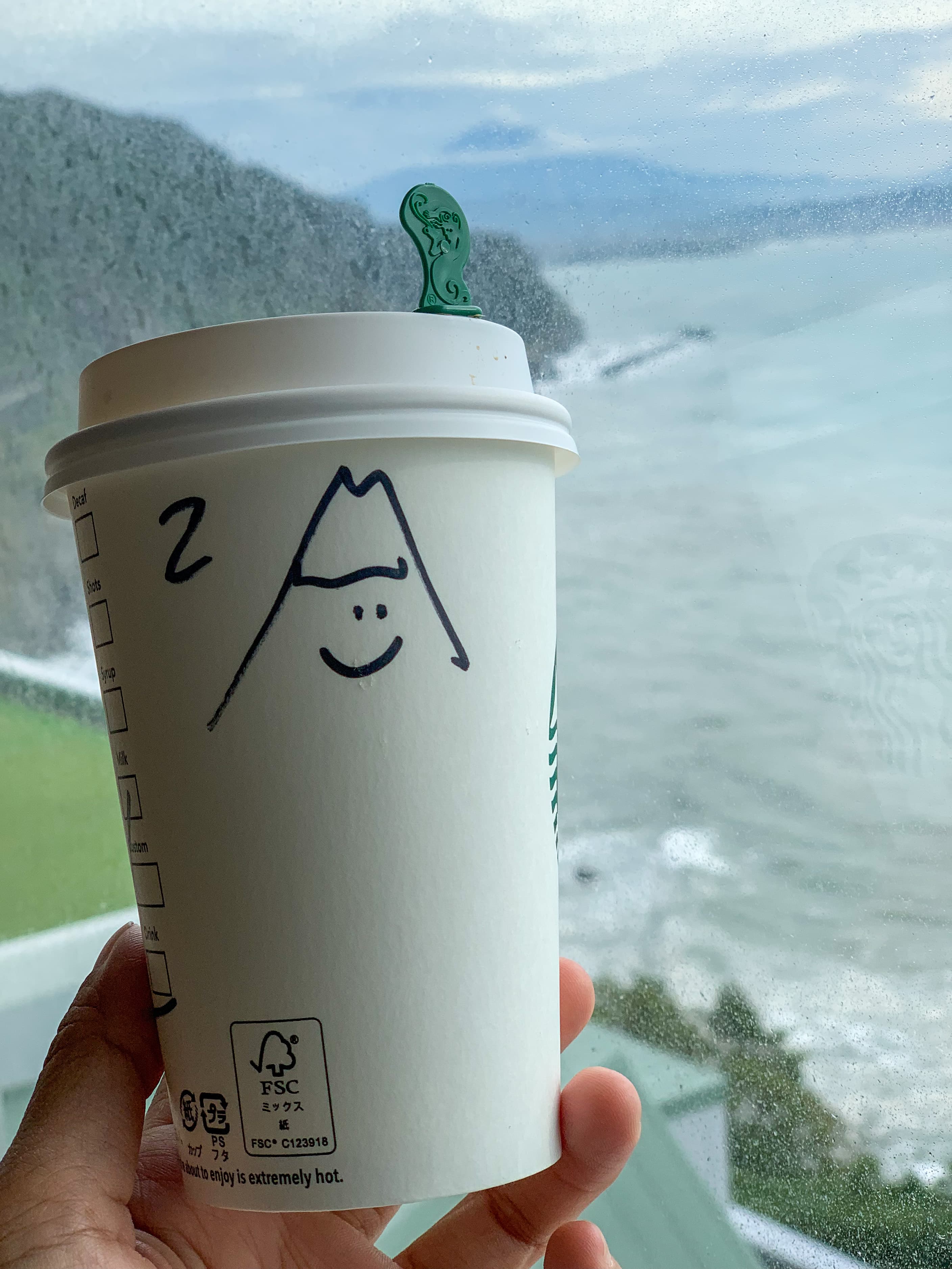點一般咖啡,也能得到店員手繪富士山的紙杯一個。