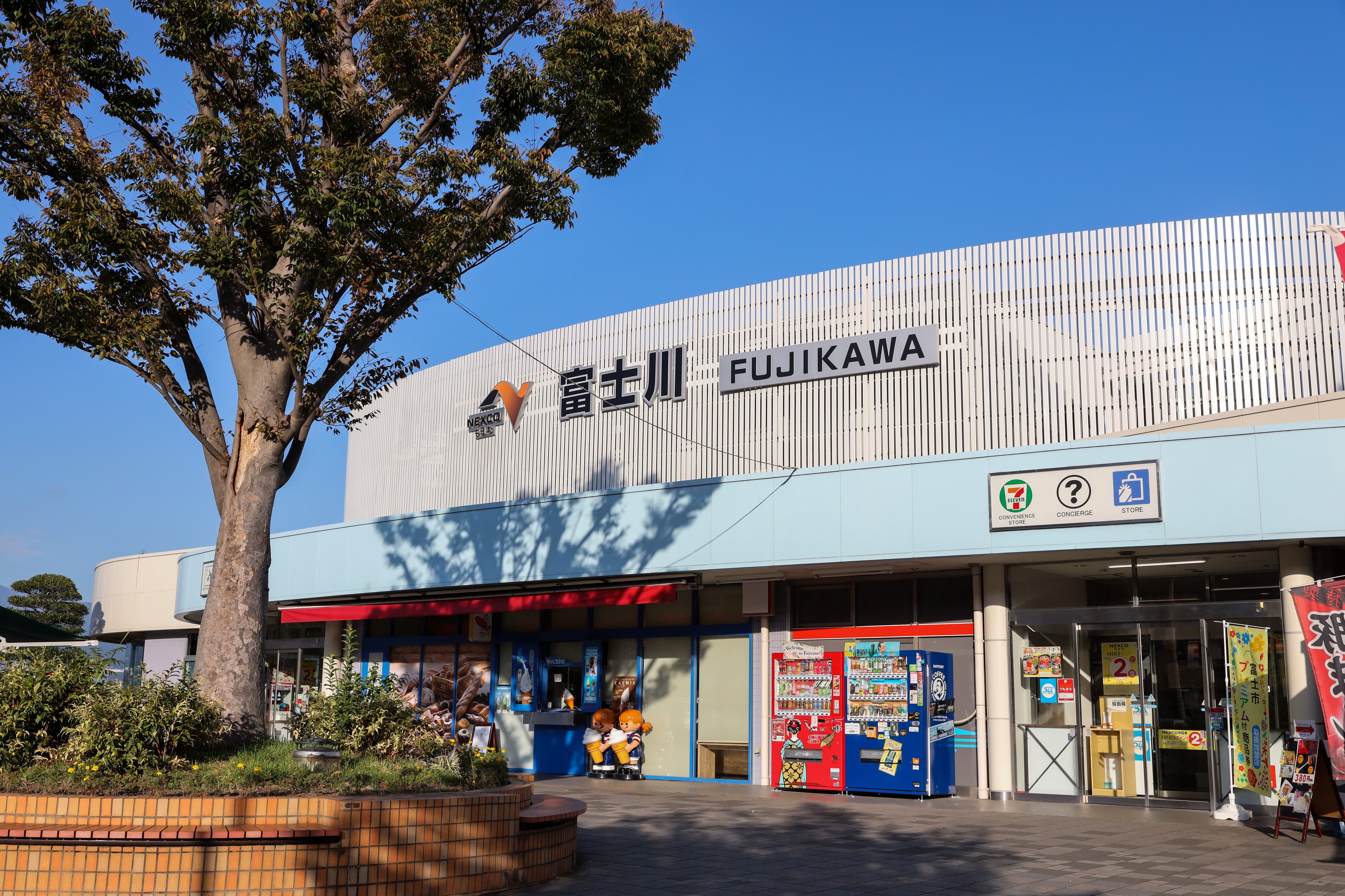 能看見富士山的星巴克,就開在東名高速公路富士川服務區裡。