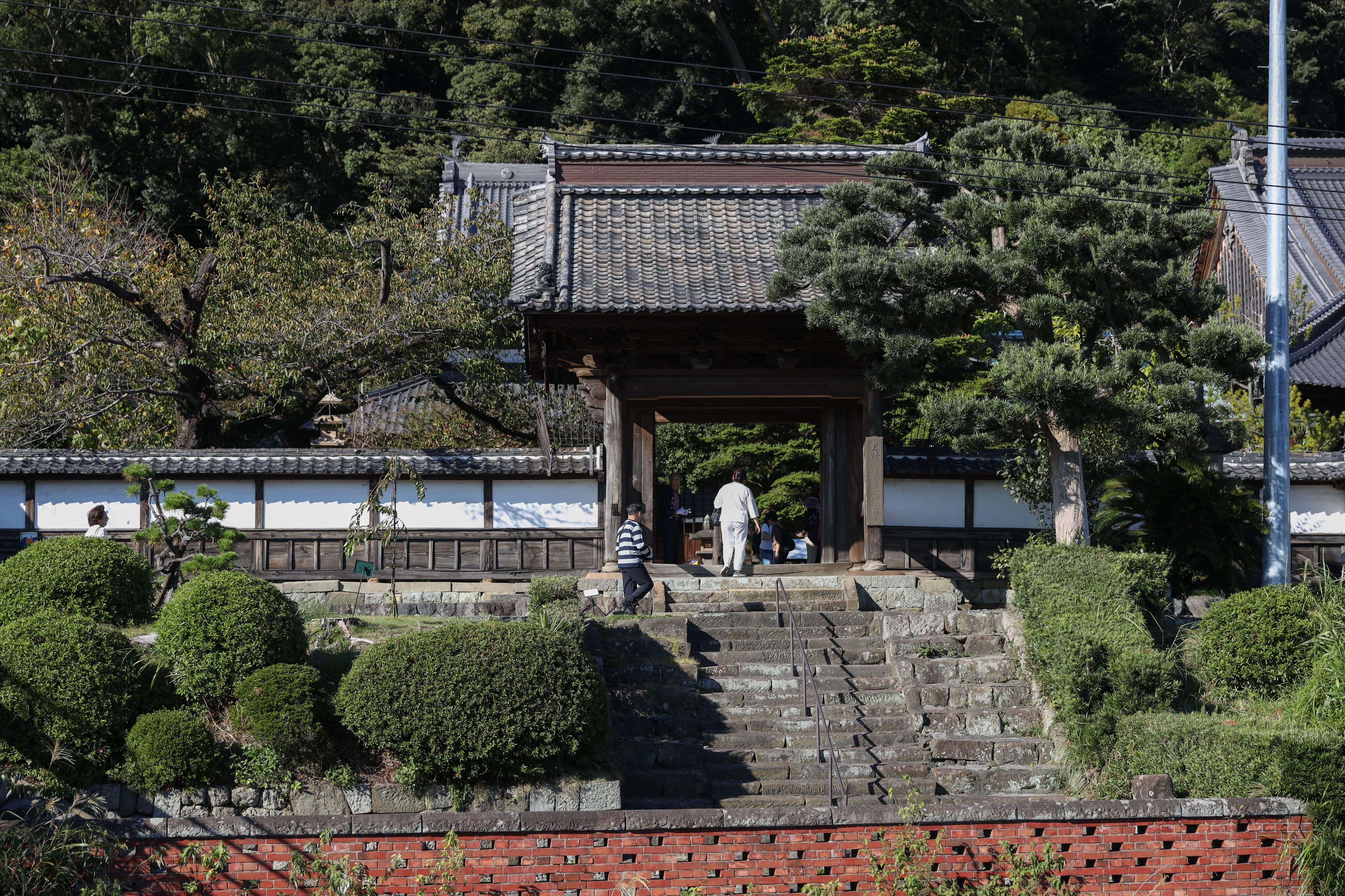 清見寺位在巨鼇山上，以前下方空曠直通海邊，現在則有鐵道通過。