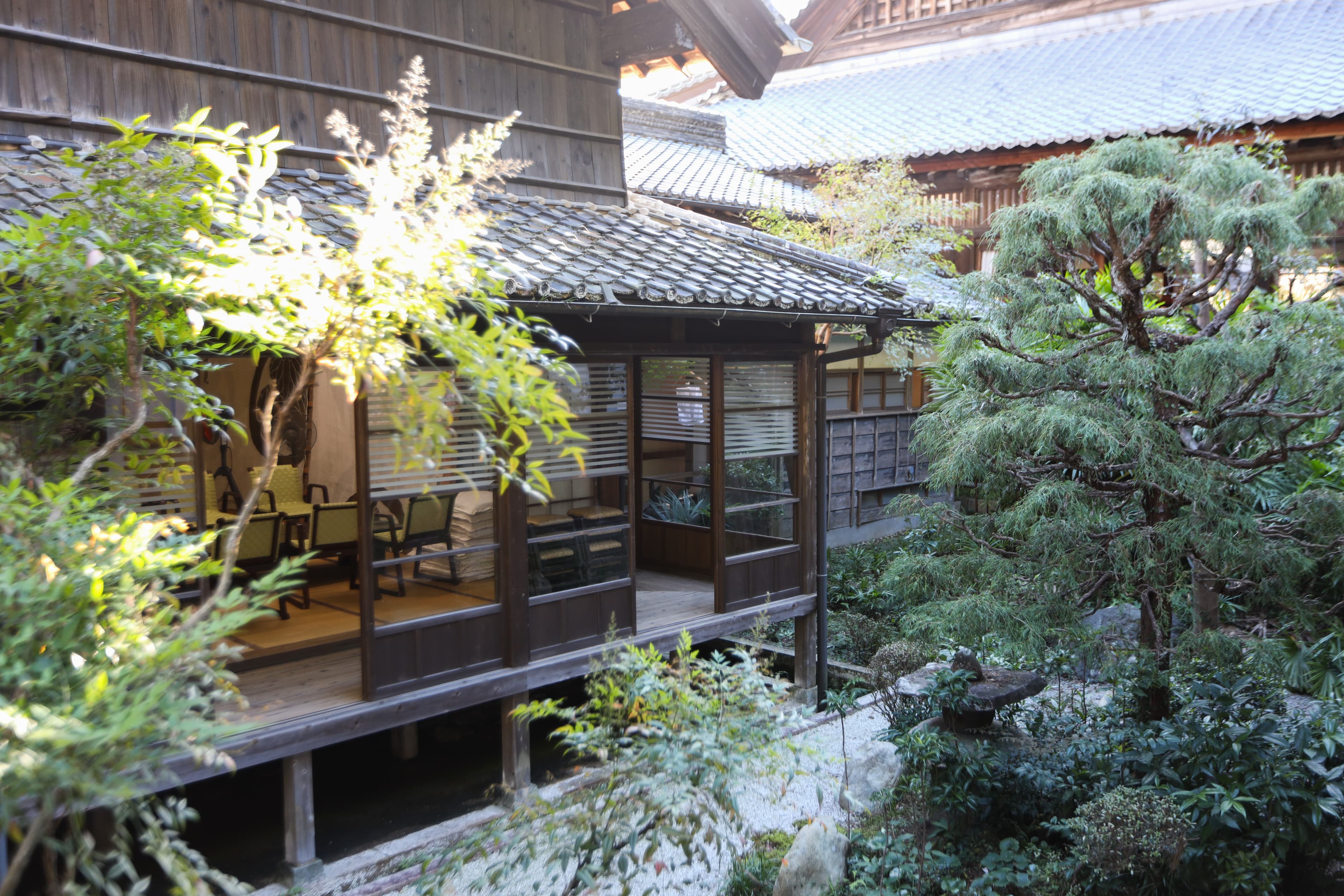清見寺古色古香的內院，有保存完好的樓閣與庭院。