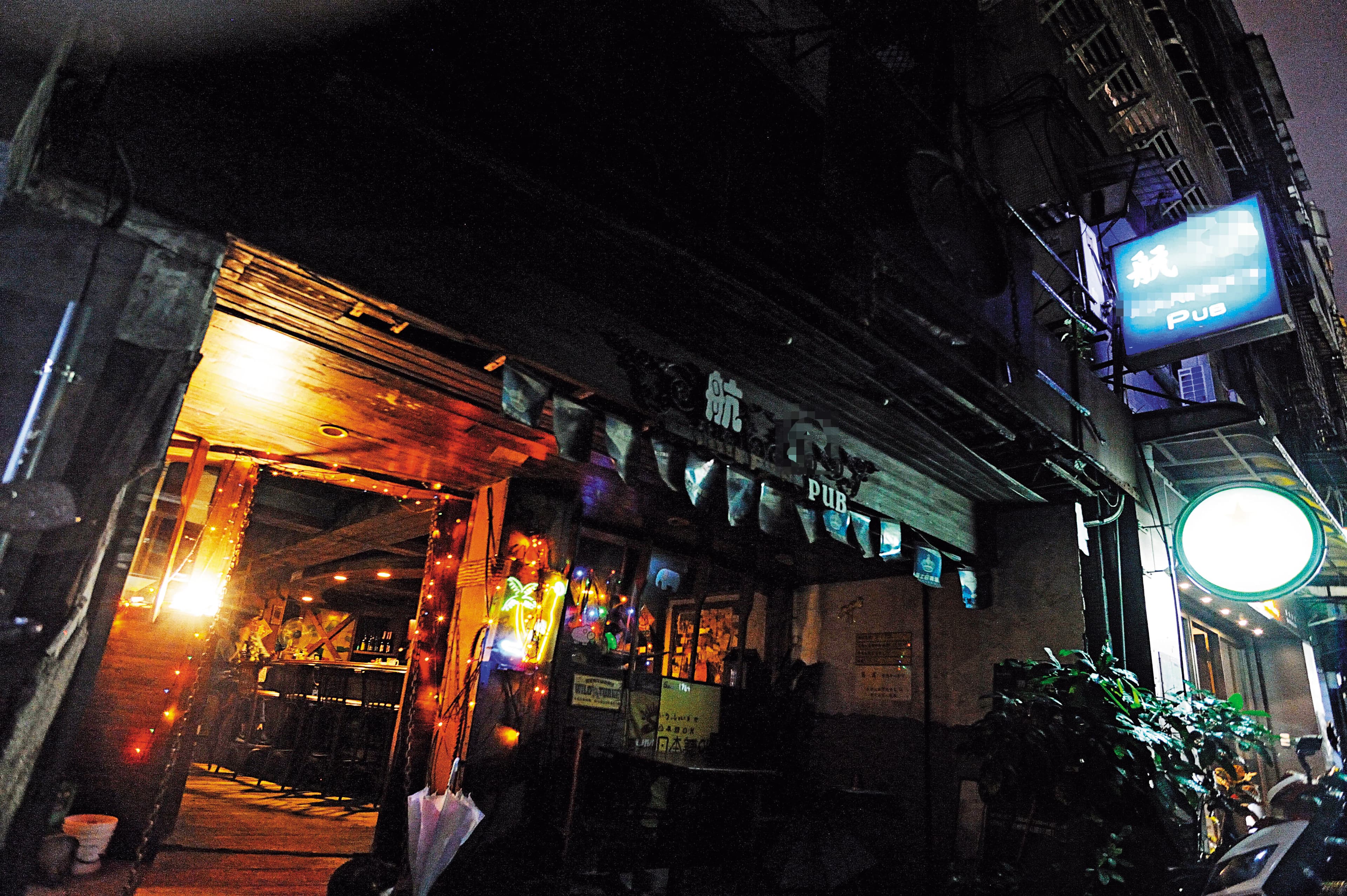 台北市雙城街的航X酒吧,被議員點名是全台最大的酒托店。