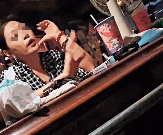 被害人上門理論,酒吧老闆娘(圖)神色自若、態度強硬。(讀者提供)