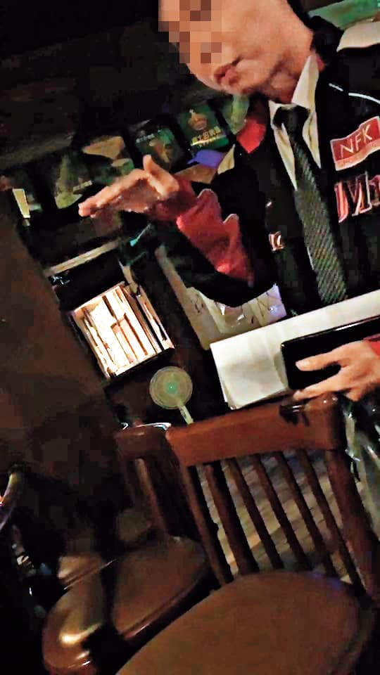 被害人(圖)到酒吧談判,要求老闆娘退費。(讀者提供)