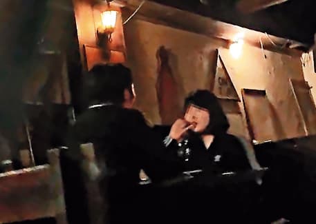 在航×酒吧內,經常可見男女喝酒聊天,這些女子身分令人起疑。(讀者提供)