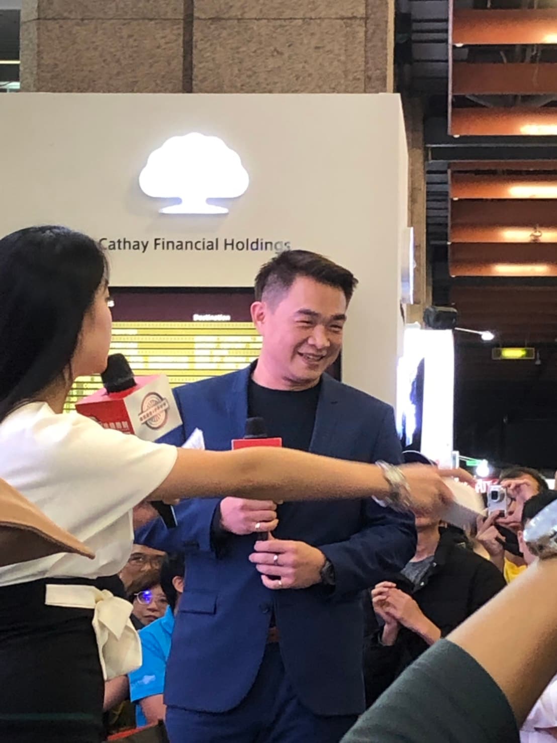 恰恰彭政閔擔任反洗錢代言人，出場時台下擠滿前來一睹風采的民眾。