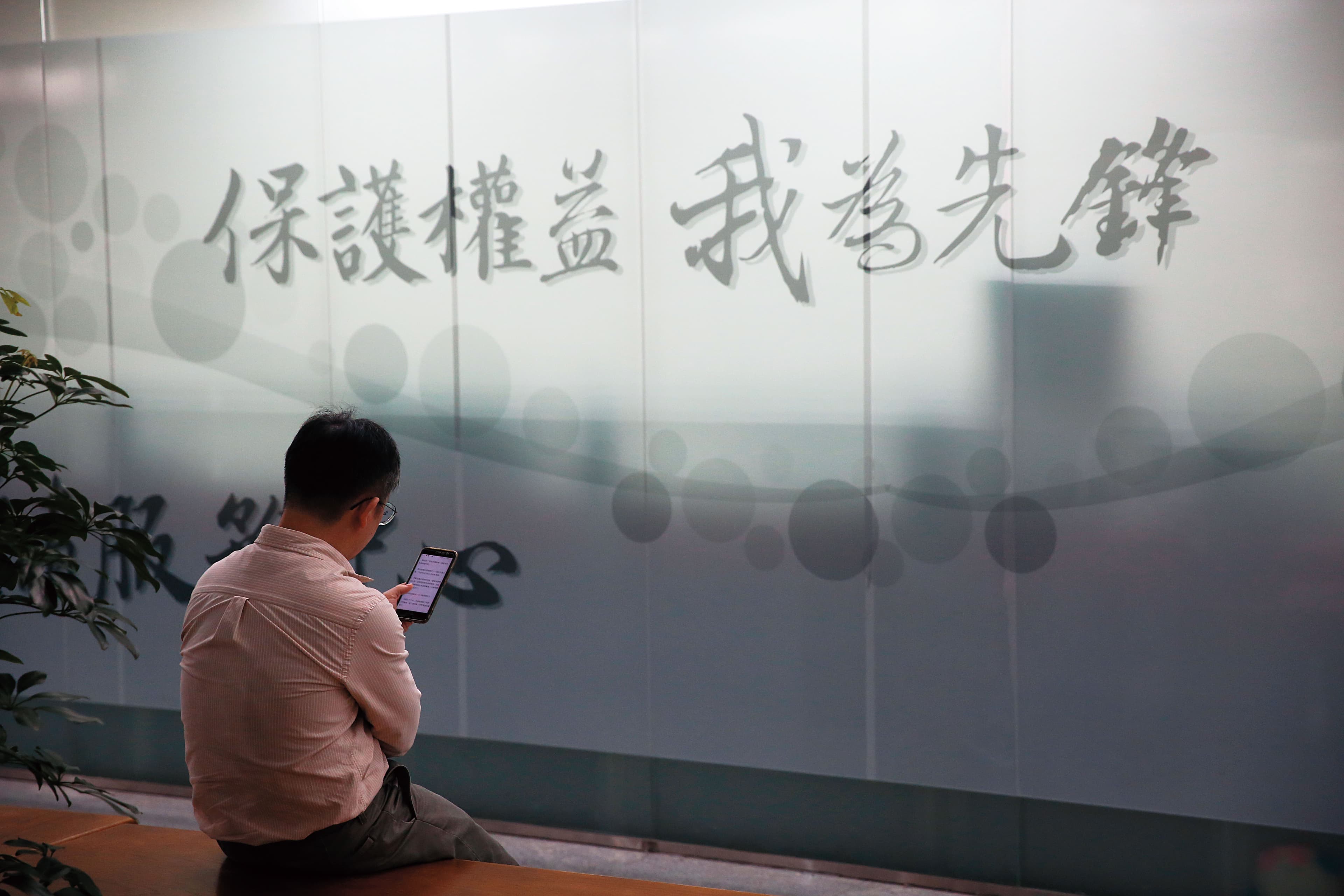近年公務員爭取勞動權益,凸顯公門裡人力資源分配不均的大問題。