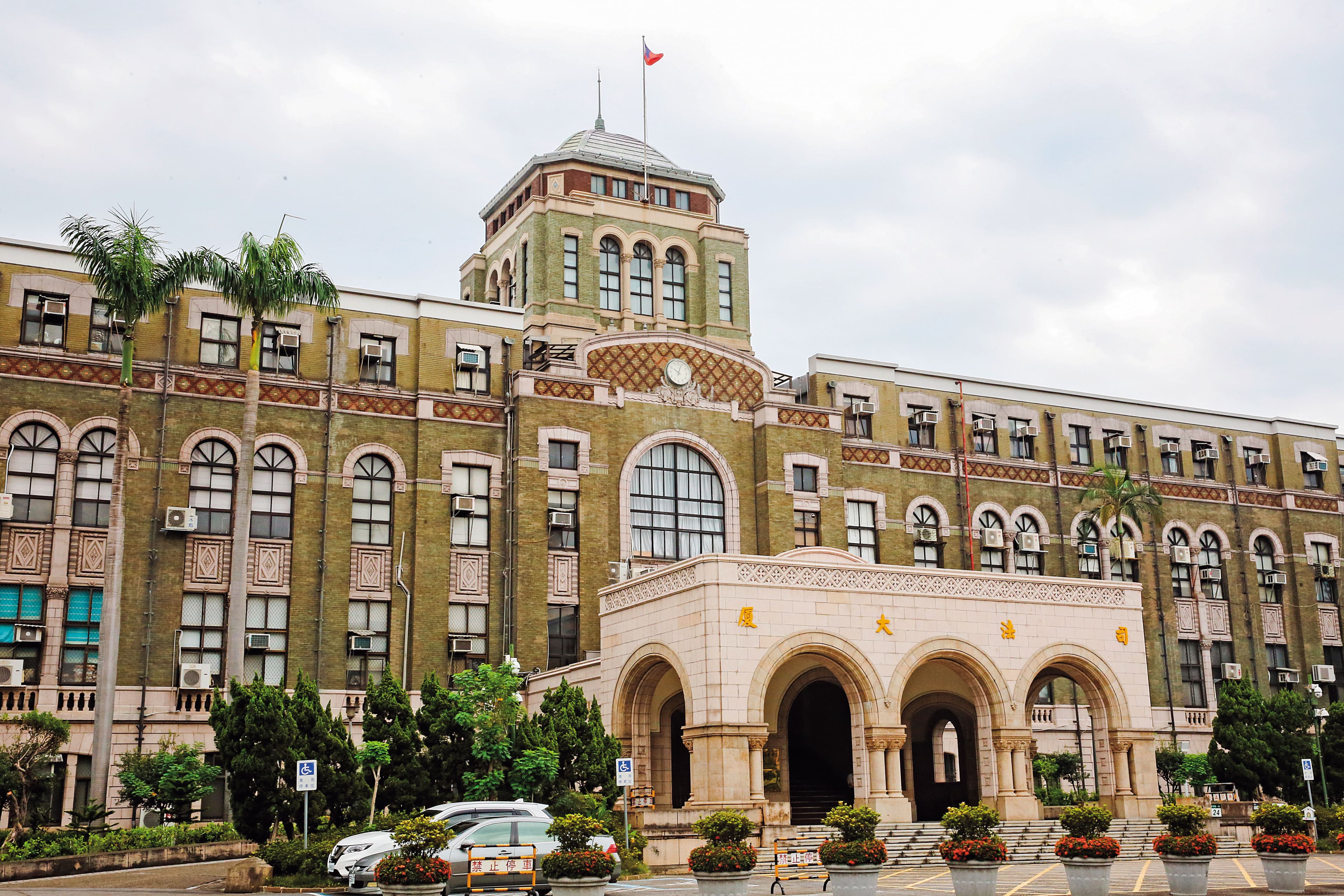 司法院與法務部正大力推動司法改革,挽救司法公信力,近來卻發生法官何星磊、檢察官林在培脫序案,已損及司法威信。