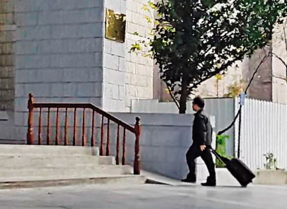 林在培遭認定未達良好後,曾抱怨案件卷證繁雜,根本看不完。圖為林在培拖著裝卷證行李箱赴偵查大樓畫面。
