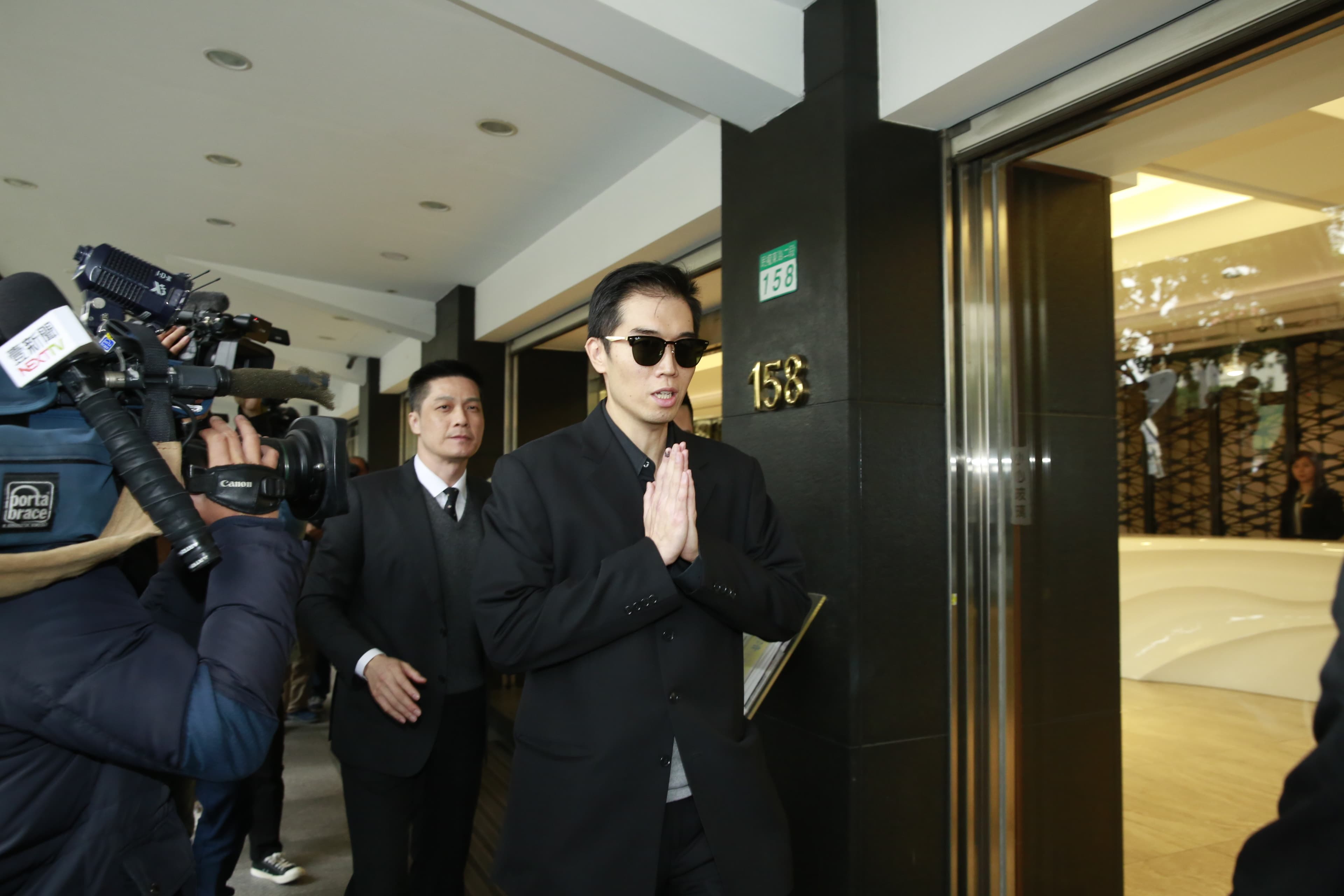 高以翔移靈台灣,他的大哥前往「接機」。
