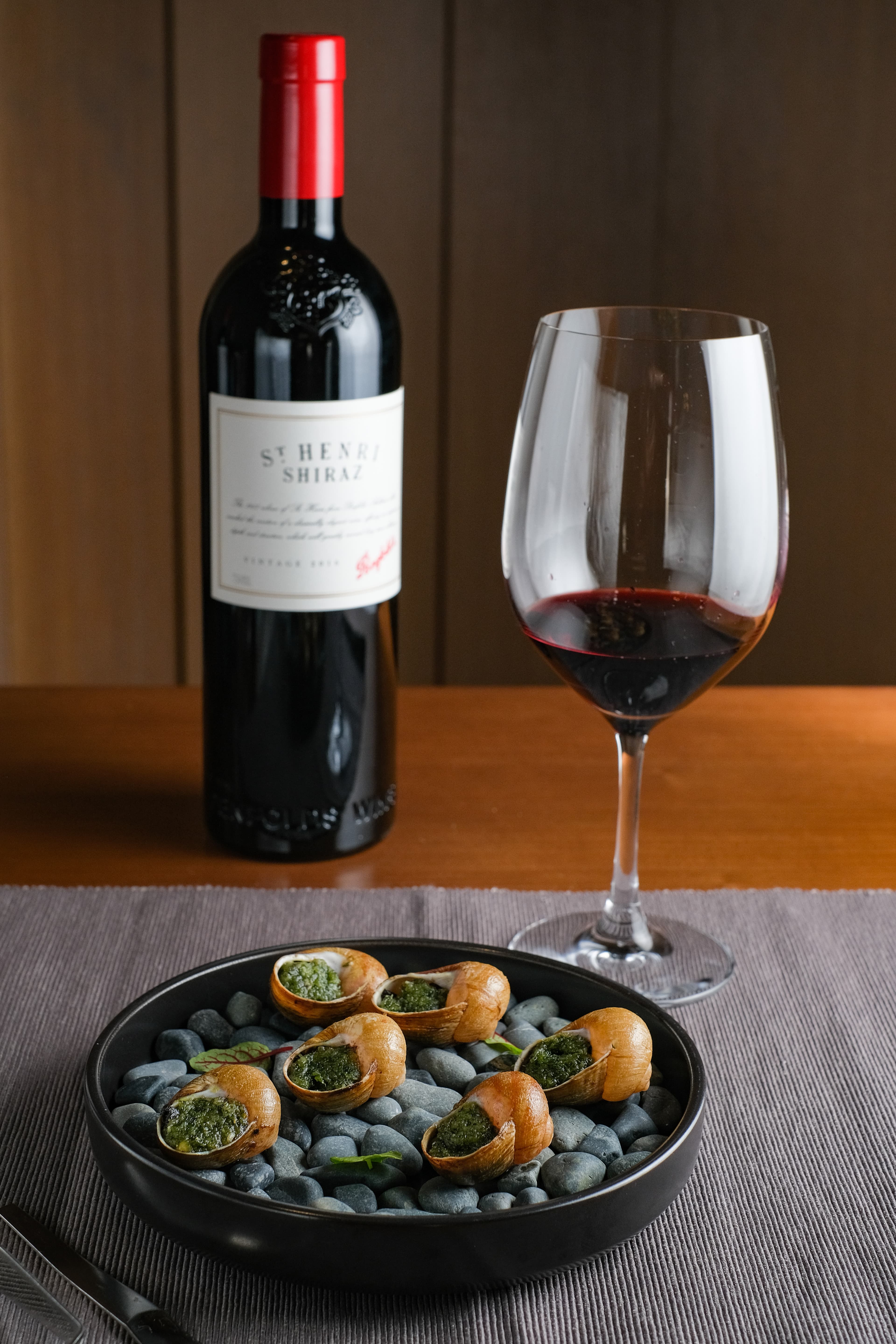 「ST. Henri Shiraz 2016聖亨利 希哈紅葡萄酒」的酸度,可平衡香料奶油焗烤田螺的濃重。(台中限定酒單供應2014年份,980元/杯、4,900元/瓶)