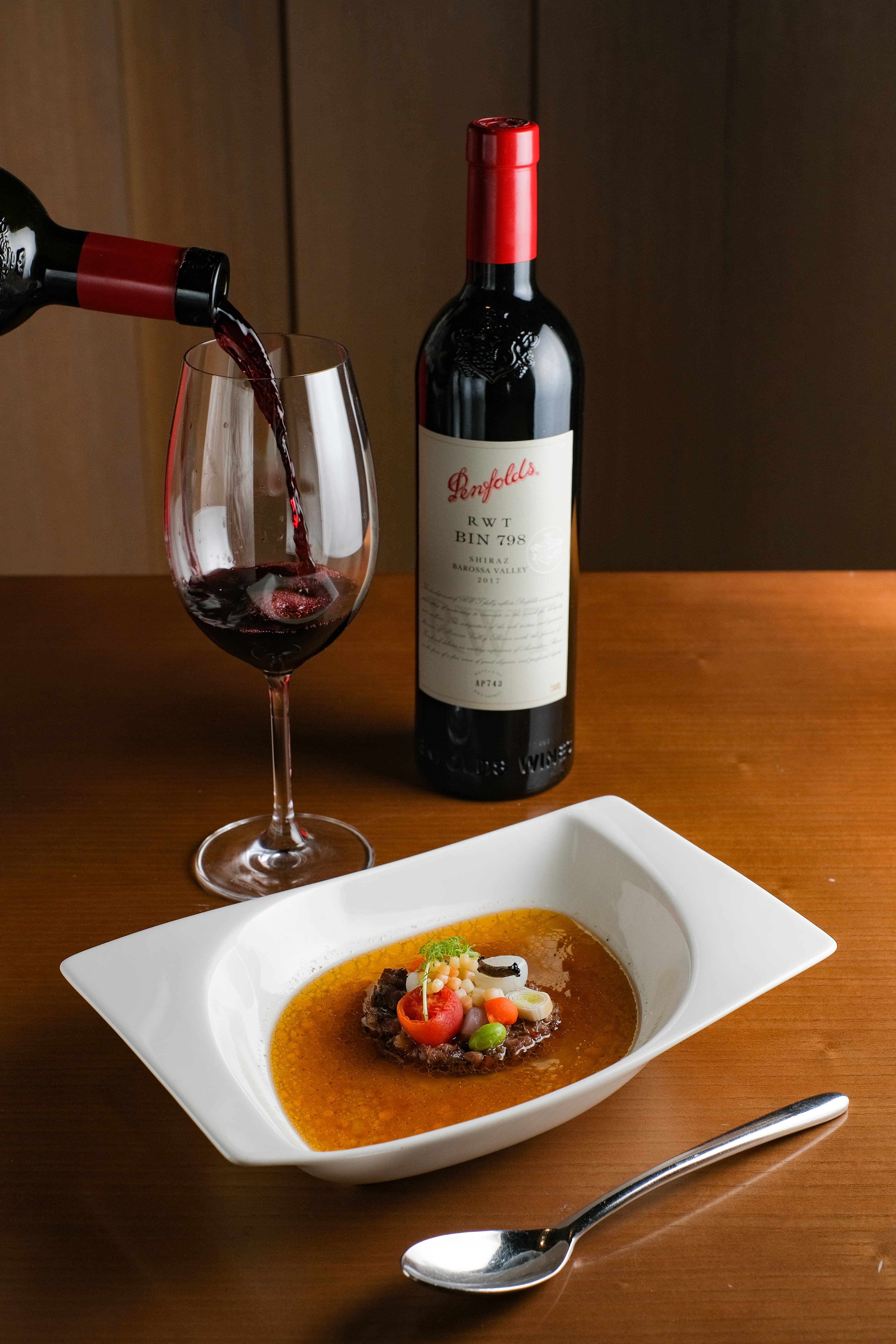 「RWT BIN 798 Shiraz 2017希哈紅葡萄酒」(台中限定酒單供應2015年份,1,550元/杯、8,000元/瓶)佐搭「法式松露牛燉湯」,細緻酒感襯托馥郁湯頭。(2,180元起限定套餐湯品)