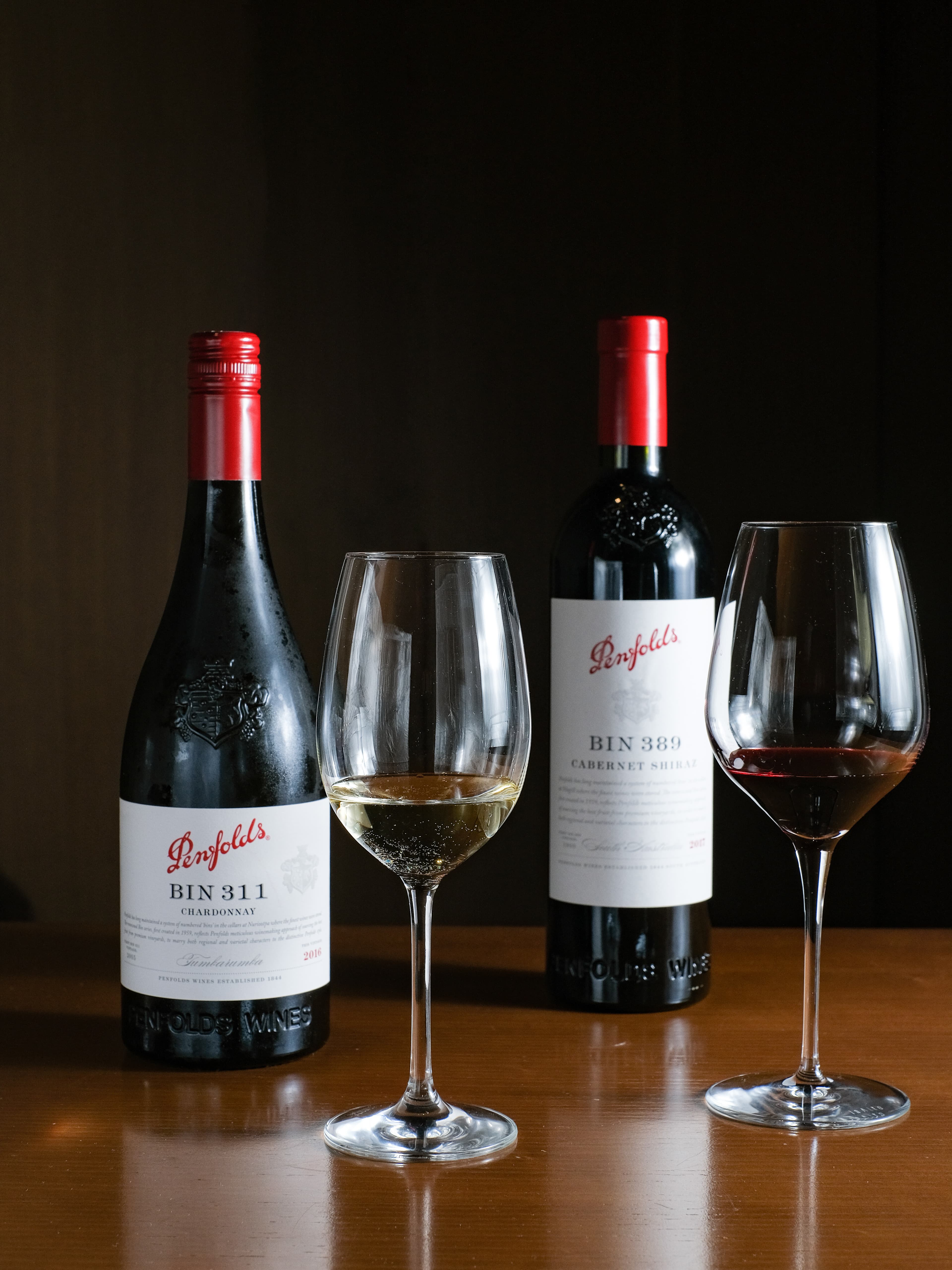 「Bin 389 Cabernet Shiraz 2017卡本內希哈紅葡萄酒」(右,700元/杯、3,800元/瓶)有濃郁果乾氣息。「Bin 311 Chardonnay 2017夏多內白葡萄酒」(左,390元/杯、1,980元/瓶)爽口開胃。