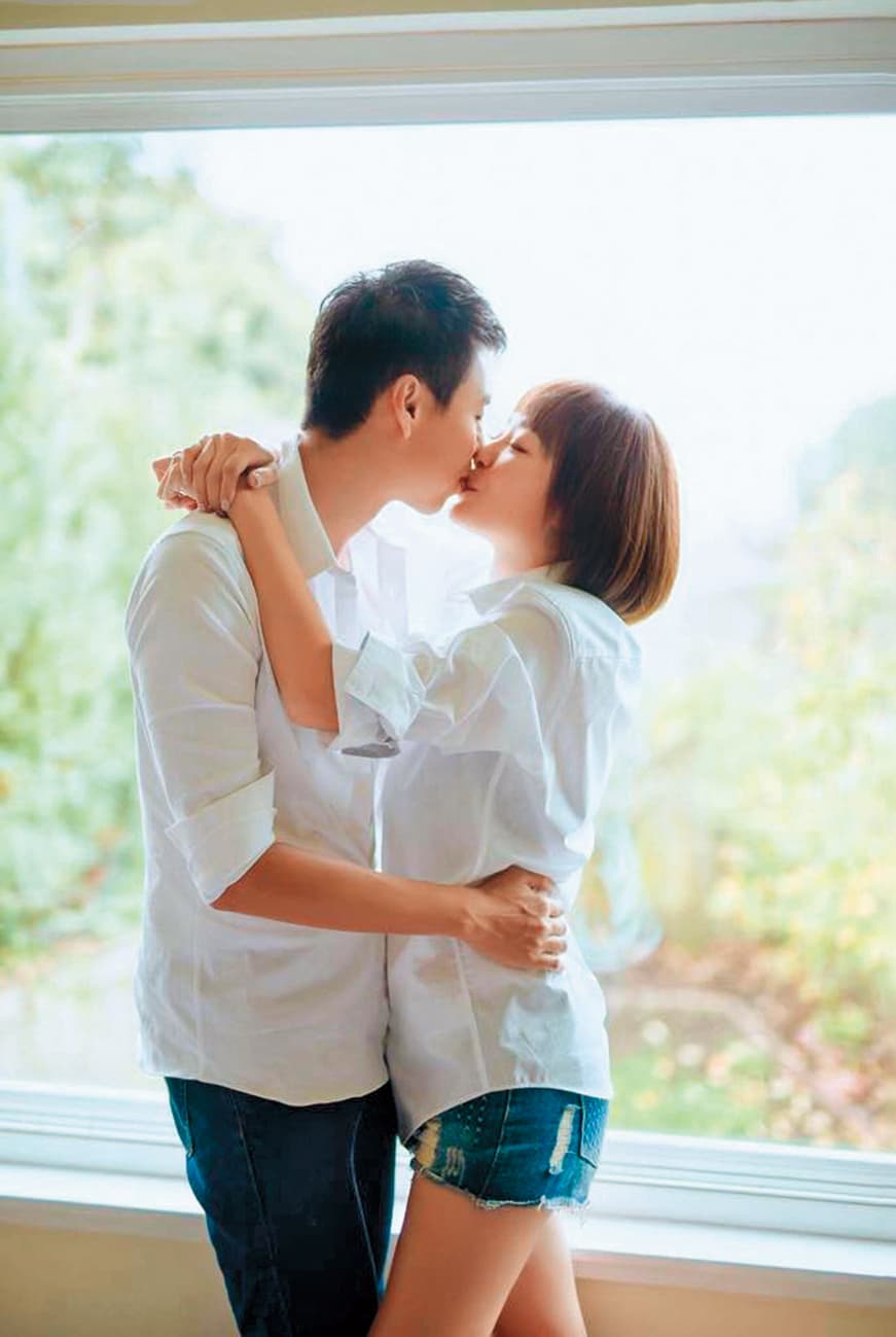 茵芙前年底和何皓翊登記結婚,在臉書宣布喜訊,但卻未讓老公露臉。(翻攝自茵芙臉書)