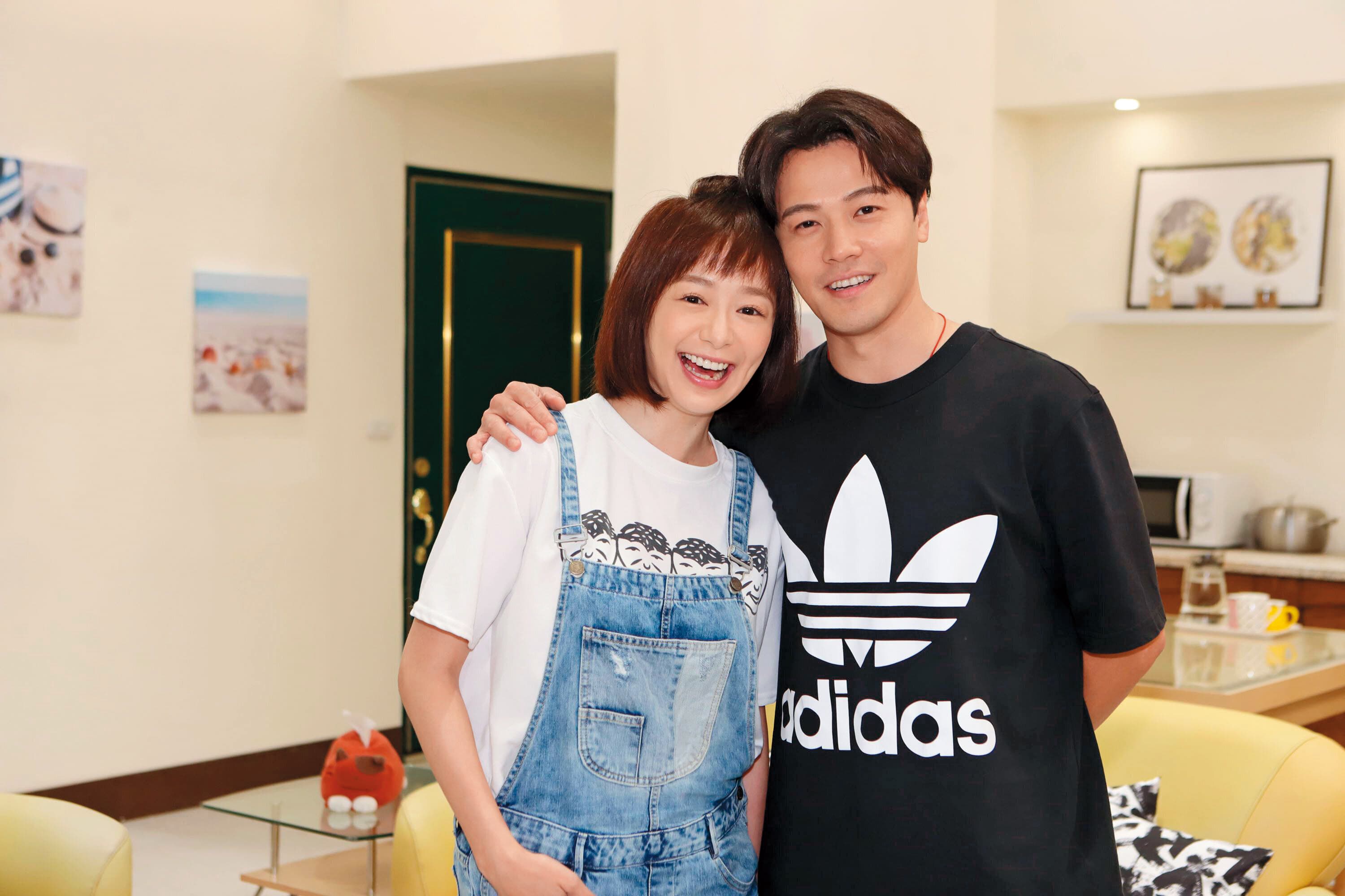 不太會說台語的茵芙(左),今年加入民視《大時代》演出,每天都花6、7個小時背台詞。右為黃文星。(民視提供)