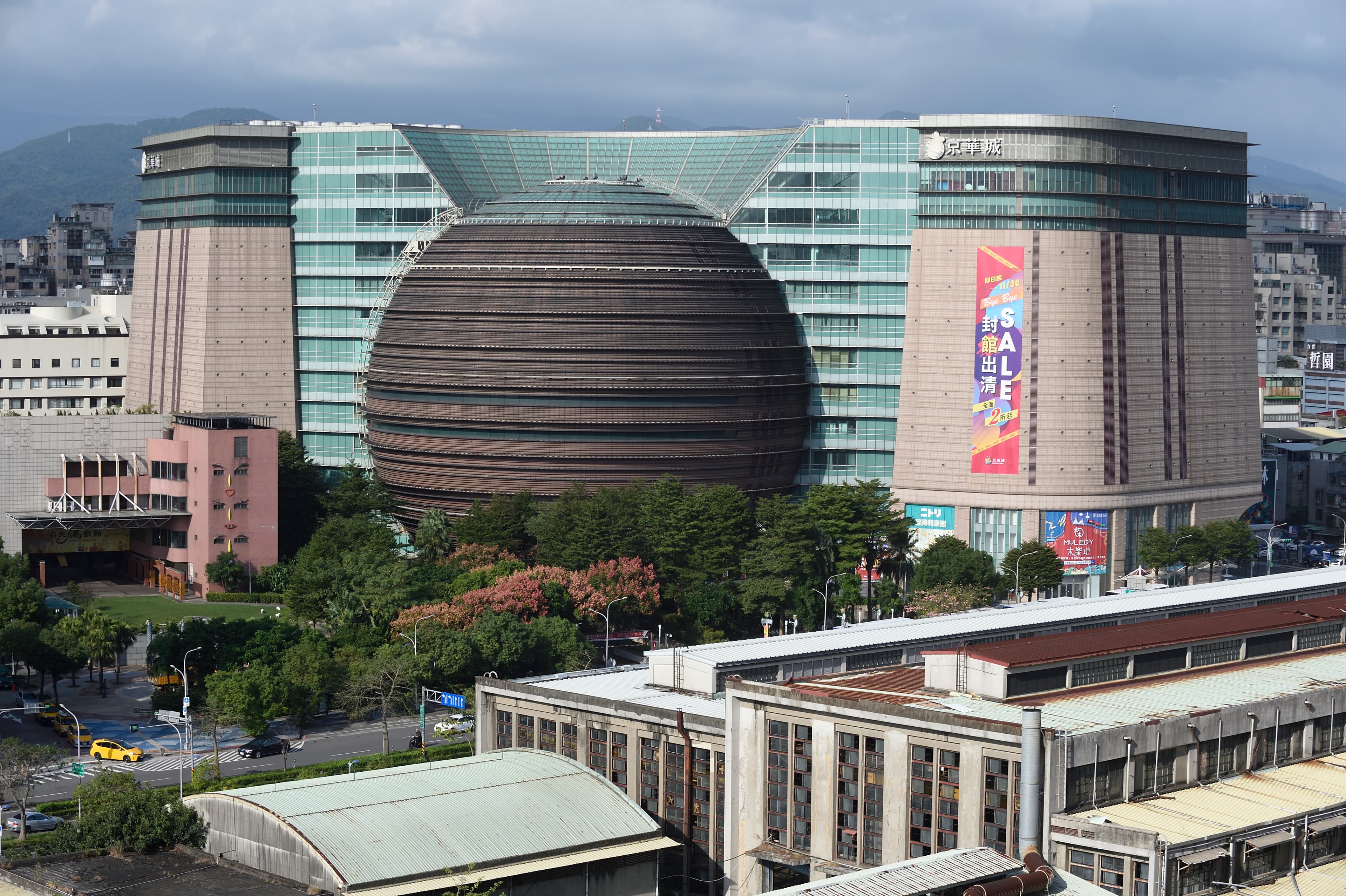 沈慶京旗下中石化轉投資的鼎越開發出手搶標，以高於底價30億元的價格「拿回」京華城，引發市場「左手換右手」「關係人交易作價」等質疑。