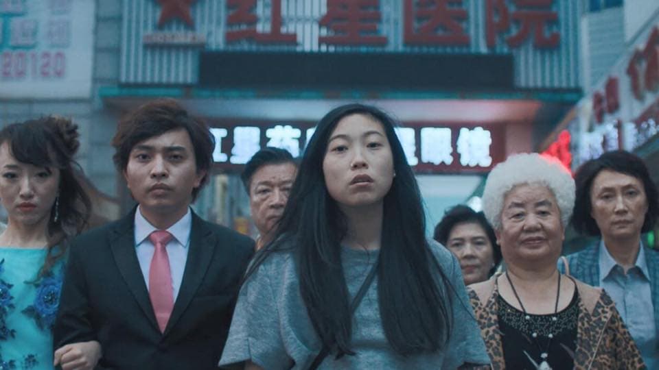 奧卡菲娜在今年推出的首部主演電影《別告訴她》,獲得美國媒體與影評一致好評。(翻攝自《檀報》臉書)