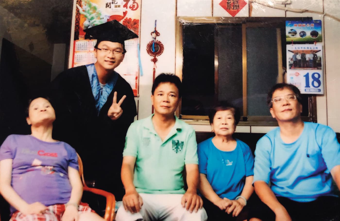 王偉儒全家福,由左至右依序為:小姑姑、王偉儒、爸爸、阿嬤、大伯。(王偉儒提供)
