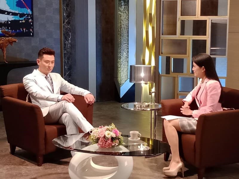 李文儀在劇中訪問「台劇男神」陳冠霖,但兩人一個講國語,一個講台語。(映畫製作提供)