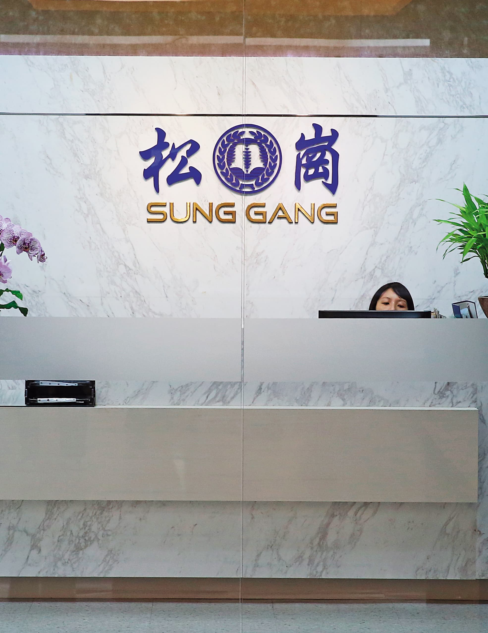 檢調偵辦松崗炒股案，懷疑朱國榮及股市名嘴均涉入其中，日前已發動多波搜索、約談行動，風暴可能隨時擴大。
