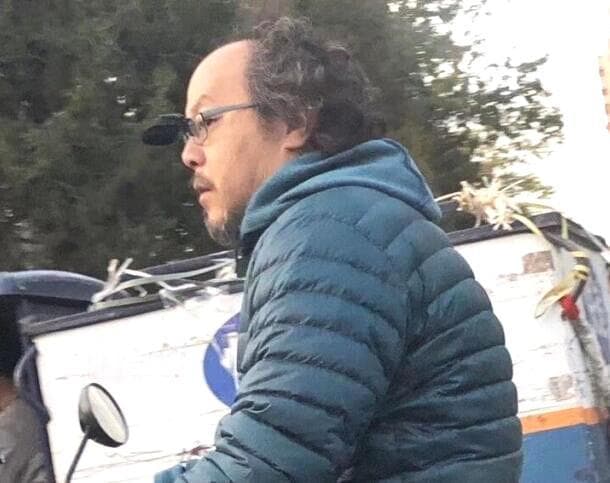 竇唯日前被目擊在北京騎著摩托車,模樣改變頗大。(翻攝微博)★鏡週刊關心您:不良行為,請勿模仿。