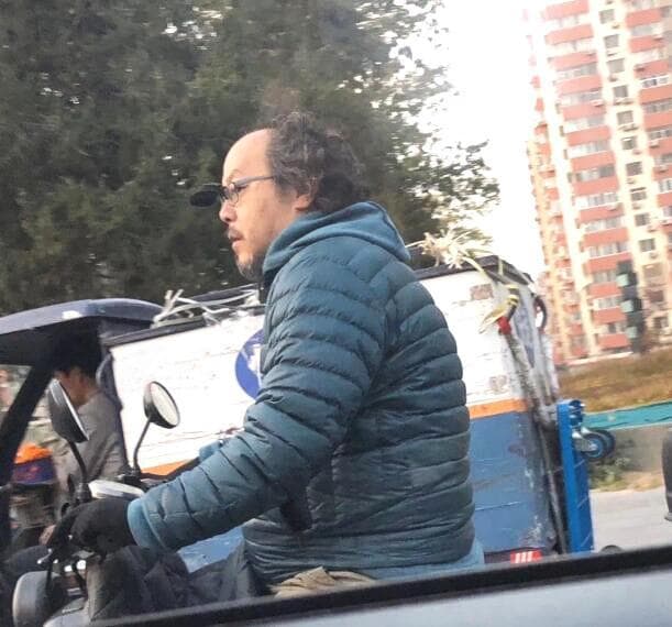 竇唯日前被目擊在北京騎著摩托車,模樣改變頗大。(翻攝微博)★鏡週刊關心您:不良行為,請勿模仿。