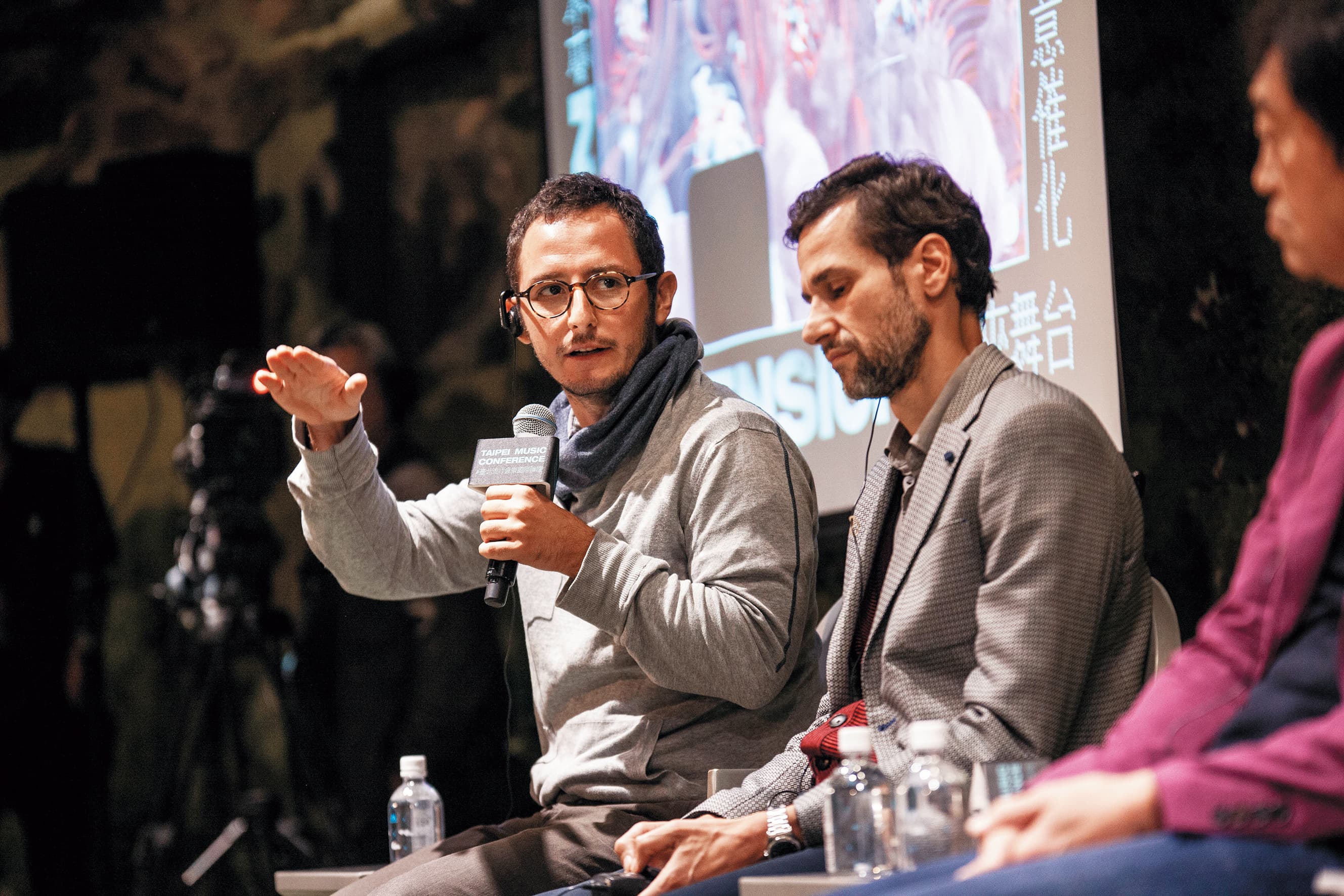 馬里安諾雷歐塔(左)和法蘭切斯科費歐雷(右)出席臺北流行音樂國際論壇,分享公司營運特色和演唱會舞台視覺設計心法。( 臺北流行音樂國際論壇提供)