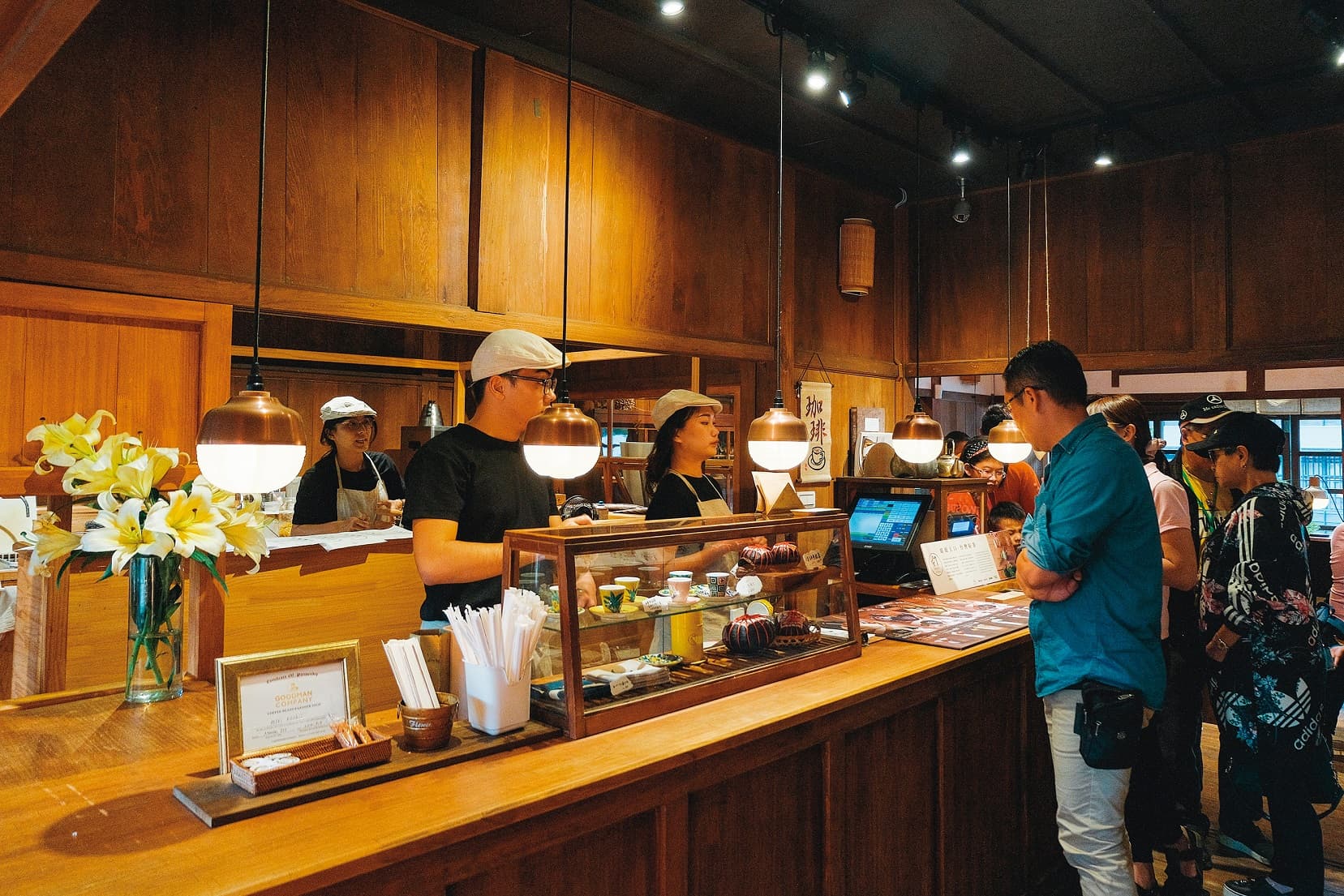 一到假日,「ni森咖啡雞蛋仔專売店」小小店面擠滿人潮。