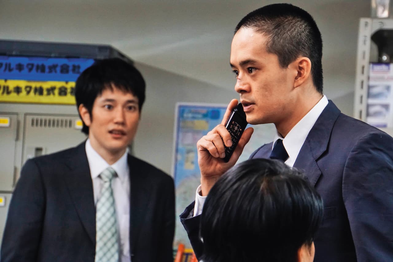 電視劇版在去年春天先行推出,以池松壯亮(右)飾演的主角宮本浩職場生涯為焦點。左為松山研一。(翻攝自www.hanjohanjo.jp)